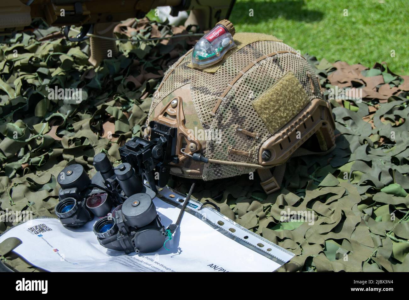 Forze armate, casco per operazioni speciali con occhiali di protezione per la visione militare. Visione notturna per operazioni speciali da parte delle forze armate. Attrezzatura militare. Foto Stock