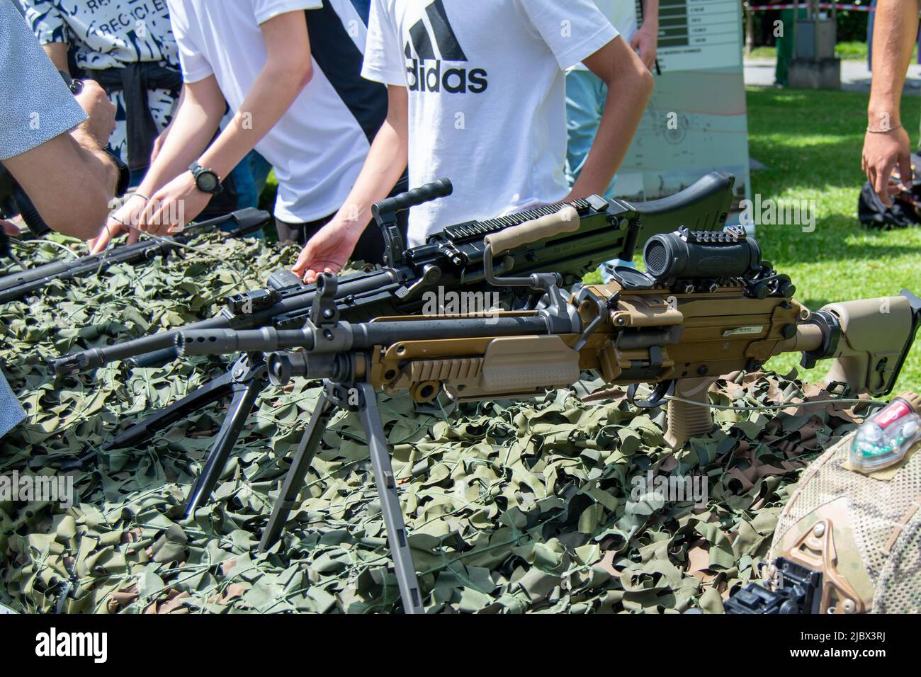 I civili guardano e interagiscono con le armi da artiglieria pesanti militari. Reclutamento di truppe dalla popolazione civile. Foto Stock