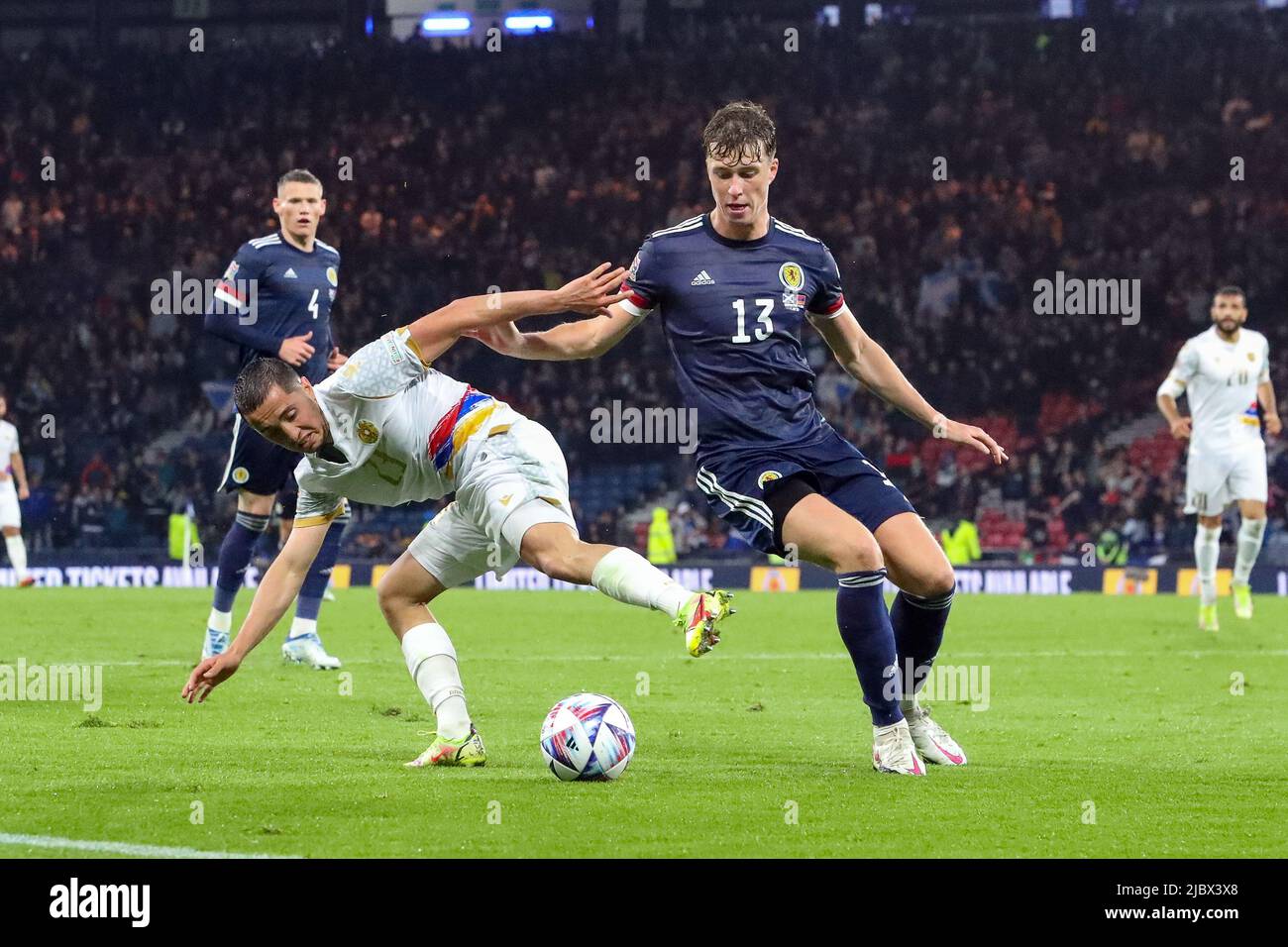 Glasgow, Regno Unito. 08th giugno 2022. La Scozia ha giocato in Armenia all'Hampden Park, lo stadio nazionale di calcio della Scozia, nel primo round della UEFA Nations League. Entrambe le squadre sono nella Lega B, Gruppo 1. Secondo Steve Clark, il manager scozzese, il team spera di passare dalla sconfitta contro l'Ucraina una settimana fa. Credit: Findlay/Alamy Live News Foto Stock