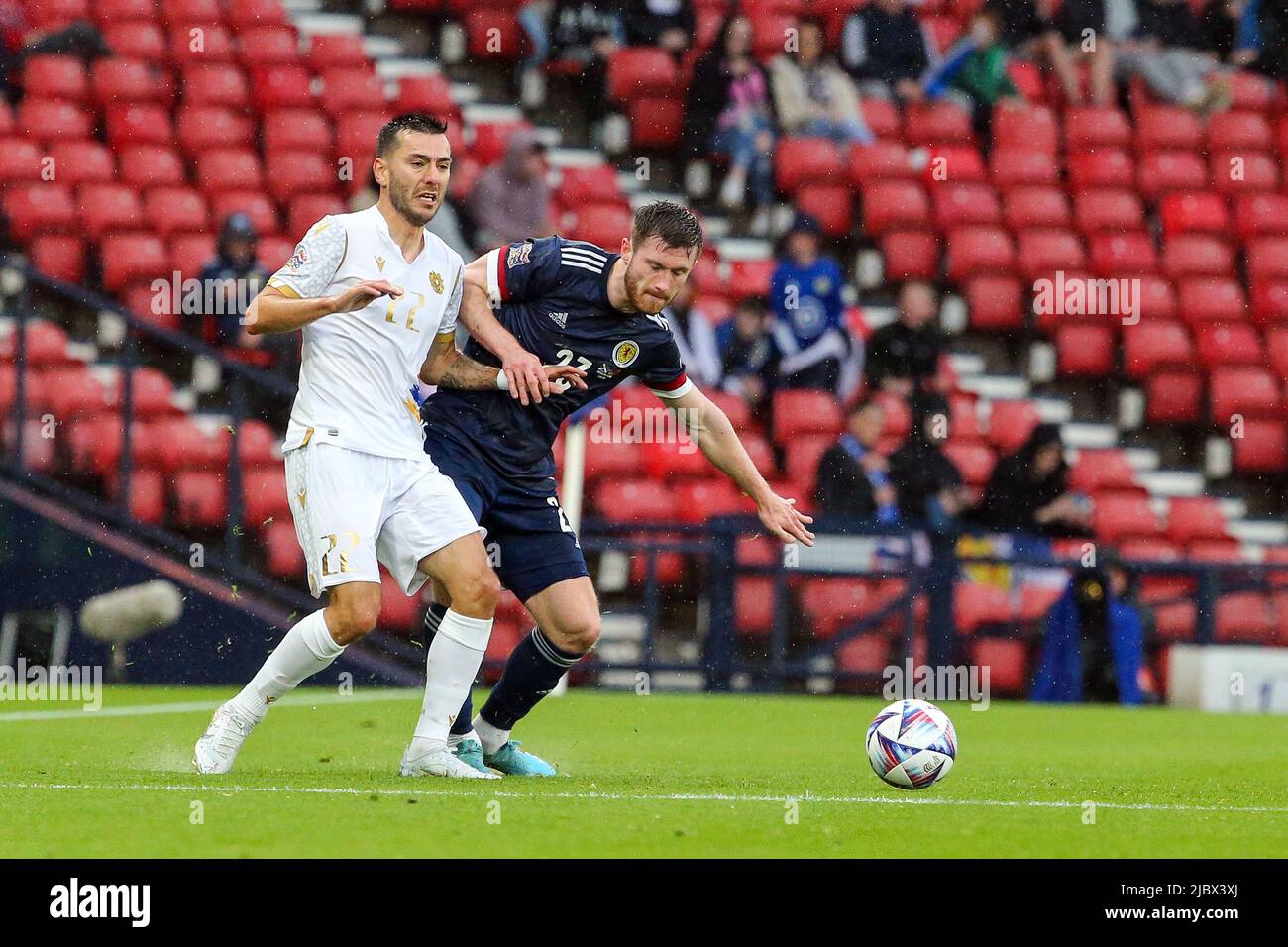 Glasgow, Regno Unito. 08th giugno 2022. La Scozia ha giocato in Armenia all'Hampden Park, lo stadio nazionale di calcio della Scozia, nel primo round della UEFA Nations League. Entrambe le squadre sono nella Lega B, Gruppo 1. Secondo Steve Clark, il manager scozzese, il team spera di passare dalla sconfitta contro l'Ucraina una settimana fa. Credit: Findlay/Alamy Live News Foto Stock