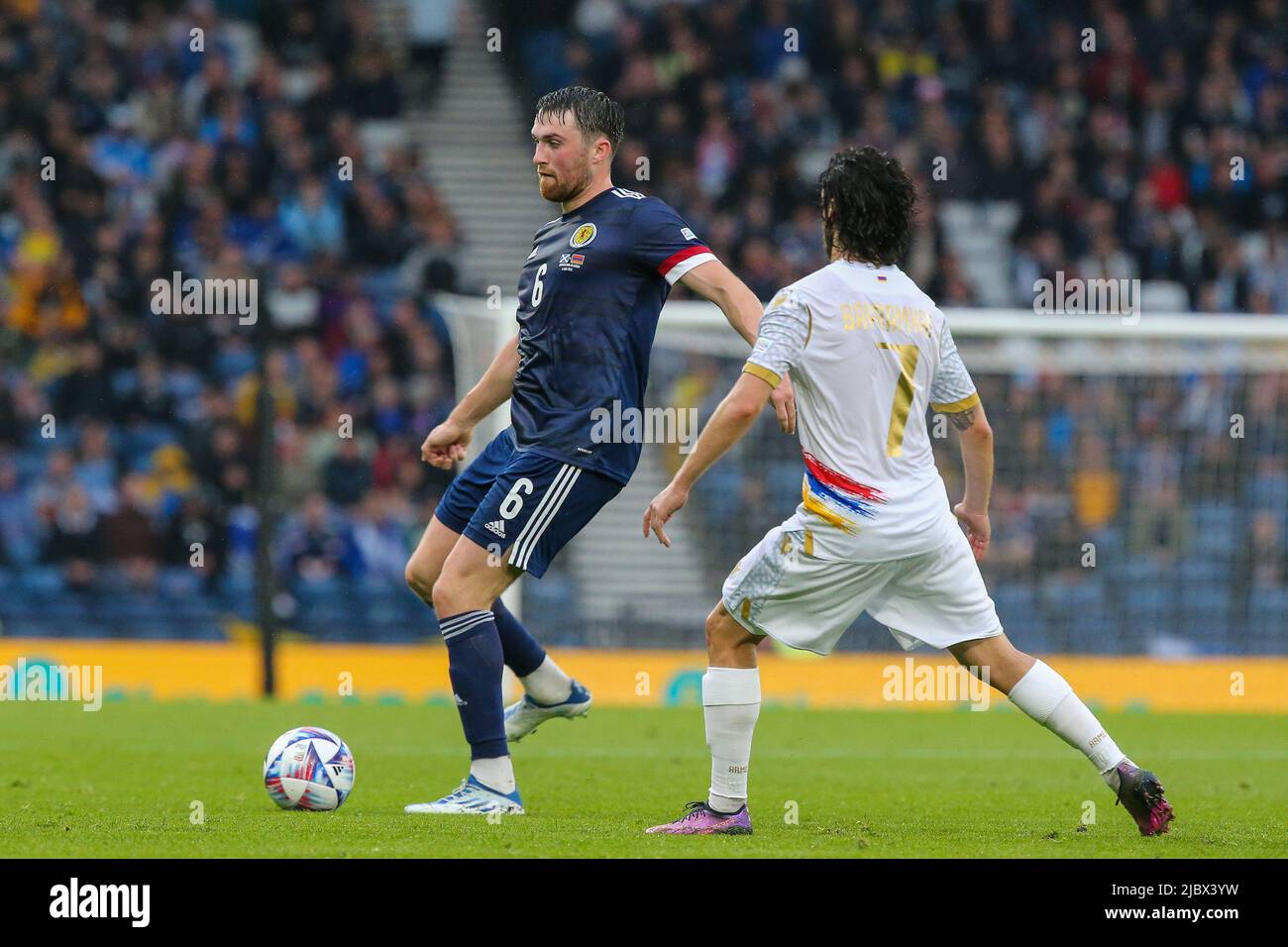 Glasgow, Regno Unito. 08th giugno 2022. La Scozia ha giocato in Armenia all'Hampden Park, lo stadio nazionale di calcio della Scozia, nel primo round della UEFA Nations League. Entrambe le squadre sono nella Lega B, Gruppo 1. Secondo Steve Clark, il manager scozzese, il team spera di passare dalla sconfitta contro l'Ucraina una settimana fa. Credit: Findlay/Alamy Live News Foto Stock
