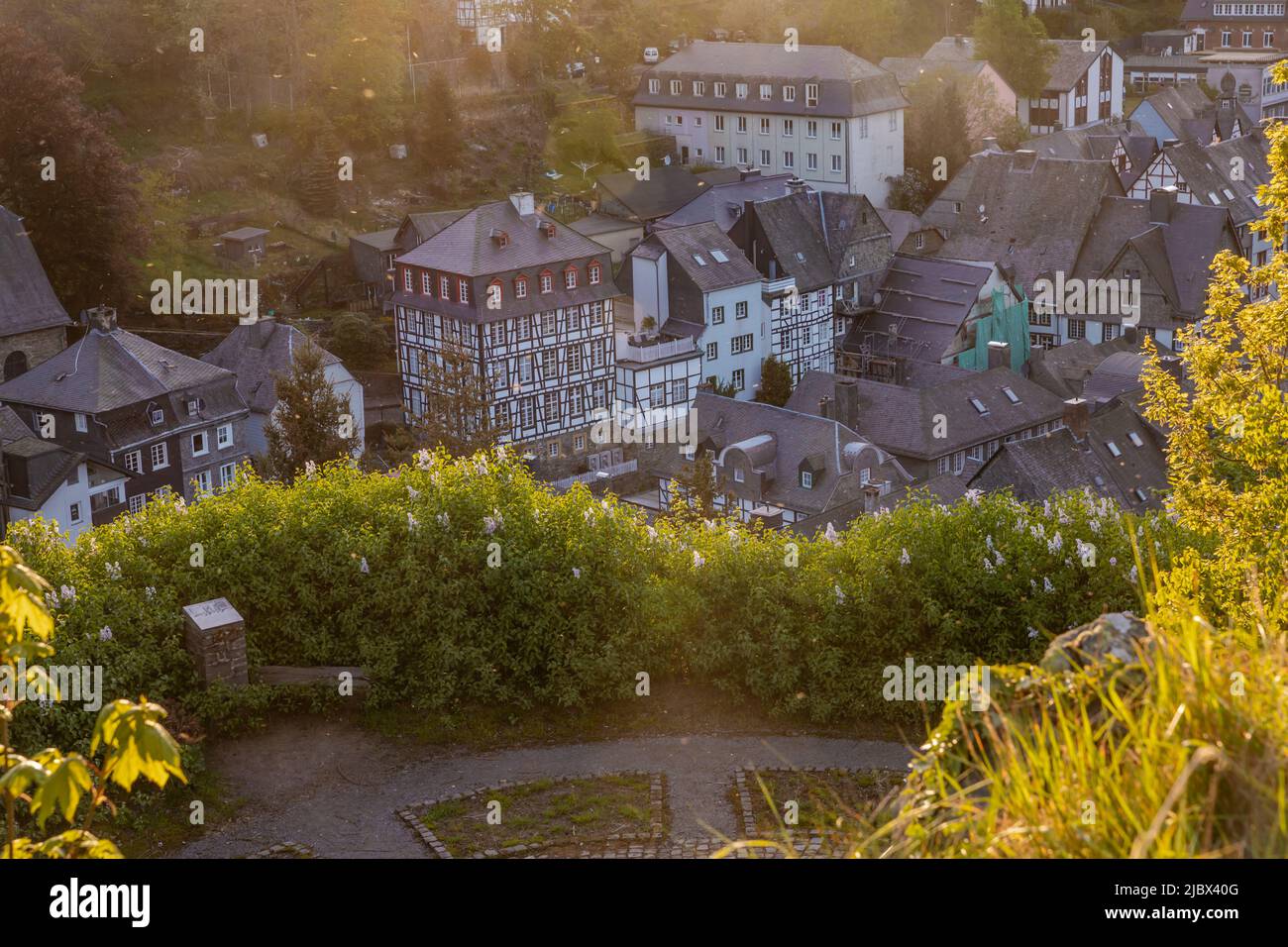 Paesaggio urbano della città vecchia di Monschau vista dall'alto Foto Stock