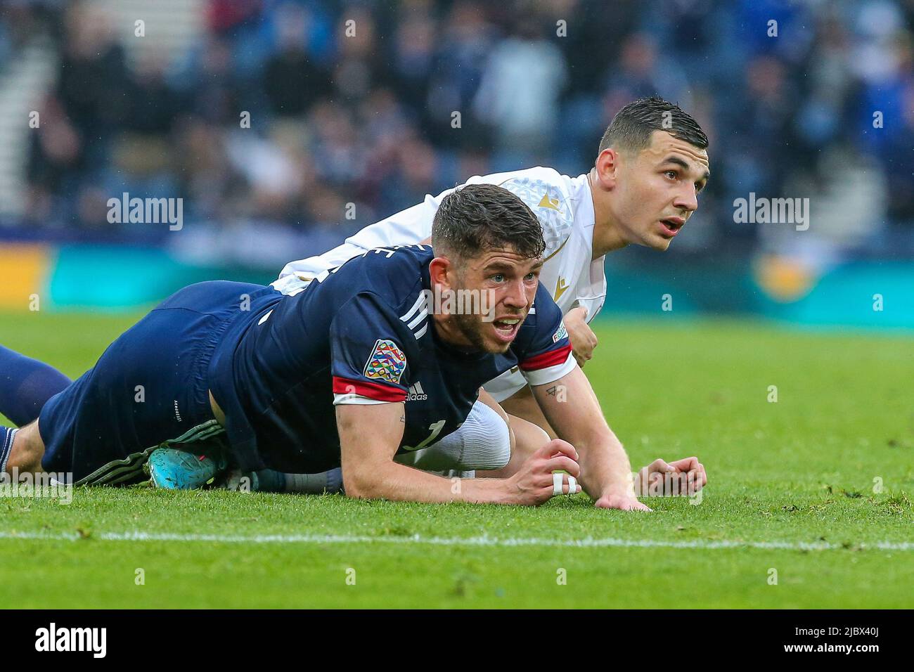 Glasgow, Regno Unito. 08th giugno 2022. La Scozia ha giocato in Armenia all'Hampden Park, lo stadio nazionale di calcio della Scozia, nel primo round della UEFA Nations League. Entrambe le squadre sono nella Lega B, Gruppo 1. Secondo Steve Clark, il manager scozzese, il team spera di passare dalla sconfitta contro l'Ucraina una settimana fa. Credit: Findlay/Alamy Live News Foto Stock