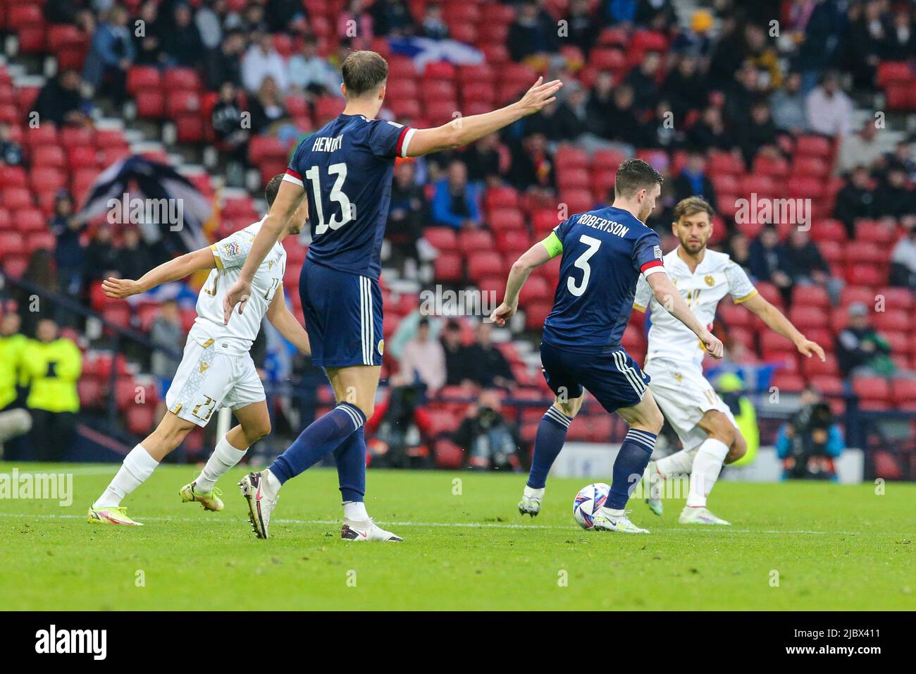Glasgow, Regno Unito. 08th giugno 2022. La Scozia ha giocato in Armenia all'Hampden Park, lo stadio nazionale di calcio della Scozia, nel primo round della UEFA Nations League. Entrambe le squadre sono nella Lega B, Gruppo 1. Secondo Steve Clark, il manager scozzese, il team spera di passare dalla sconfitta contro l'Ucraina una settimana fa. Credit: Findlay/Alamy Live News Foto Stock