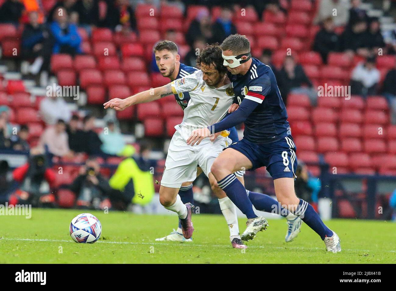 Glasgow, Regno Unito. 08th giugno 2022. La Scozia ha giocato in Armenia all'Hampden Park, lo stadio nazionale di calcio della Scozia, nel primo round della UEFA Nations League. Entrambe le squadre sono nella Lega B, Gruppo 1. Secondo Steve Clark, il manager scozzese, il team spera di passare dalla sconfitta contro l'Ucraina una settimana fa. Credit: Findlay/Alamy Live News Foto Stock