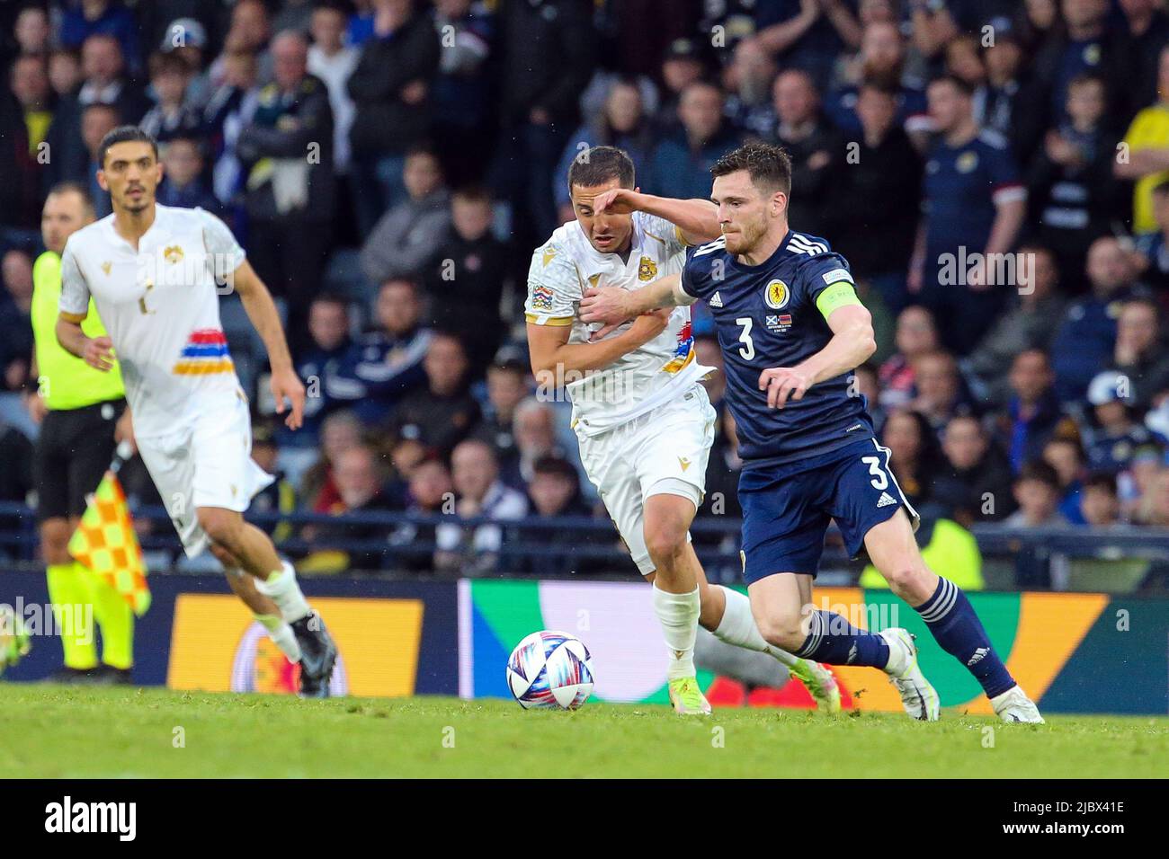 Glasgow, Regno Unito. 08th giugno 2022. La Scozia ha giocato in Armenia all'Hampden Park, lo stadio nazionale di calcio della Scozia, nel primo round della UEFA Nations League. Entrambe le squadre sono nella Lega B, Gruppo 1. Secondo Steve Clark, il manager scozzese, il team spera di passare dalla sconfitta contro l'Ucraina una settimana fa. Credit: Findlay/Alamy Live News Foto Stock