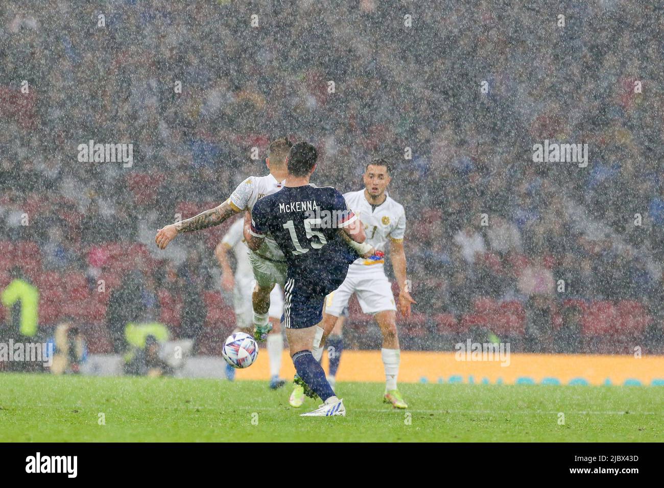 Glasgow, Regno Unito. 08th giugno 2022. La Scozia ha giocato in Armenia all'Hampden Park, lo stadio nazionale di calcio della Scozia, nel primo round della UEFA Nations League. Entrambe le squadre sono nella Lega B, Gruppo 1. Secondo Steve Clark, il manager scozzese, il team spera di passare dalla sconfitta contro l'Ucraina una settimana fa. Credit: Findlay/Alamy Live News Foto Stock