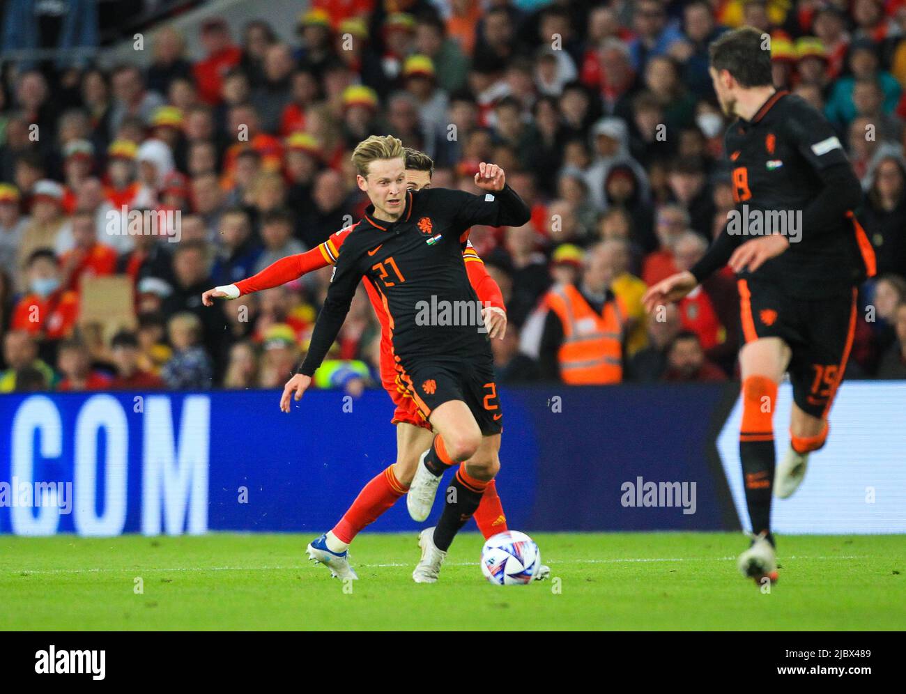 Cardiff City Stadium, Cardiff, Regno Unito. 8th giugno 2022. UEFA Nations League Football, Wales versus Netherlands; Frenkie de Jong of Netherlands porta la palla in avanti Credit: Action Plus Sports/Alamy Live News Foto Stock