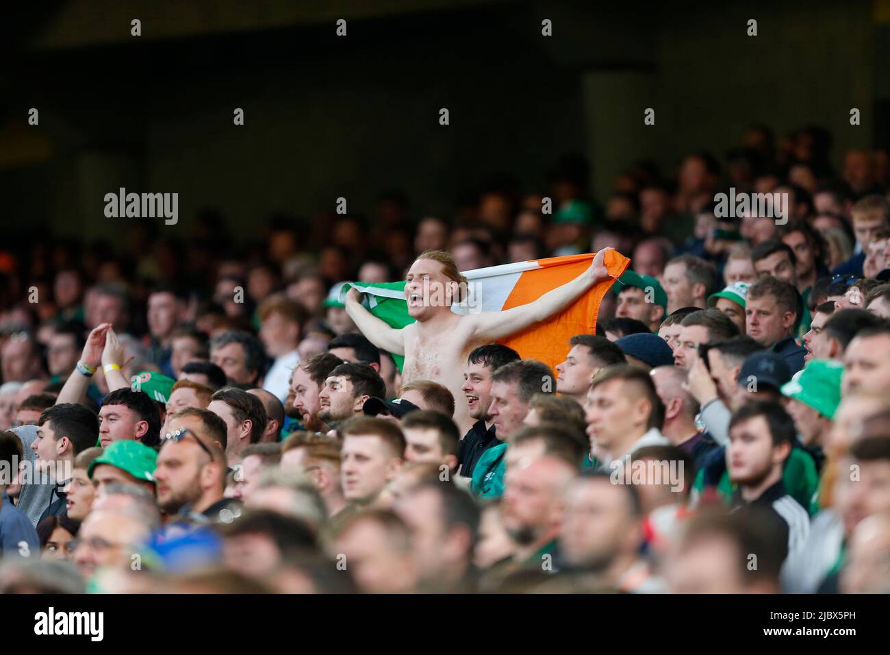 8th giugno 2022; Aviva Stadium, Dublino, Irlanda; UEFA Nations League Football, Repubblica d'Irlanda contro Ucraina; un sostenitore irlandese con bandiera tricolore Foto Stock