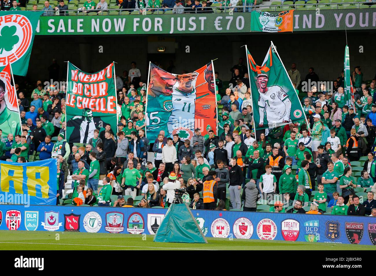 8th giugno 2022; Aviva Stadium, Dublino, Irlanda; UEFA Nations League Football, Repubblica d'Irlanda contro Ucraina; i sostenitori irlandesi con bandiere Foto Stock