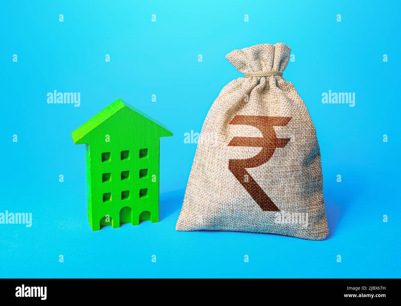Borsa di denaro in rupia indiana e edificio verde residente. Investimenti in tecnologie verdi. Riduzione delle emissioni e miglioramento dell'efficienza energetica. Riduzione dell'impac Foto Stock