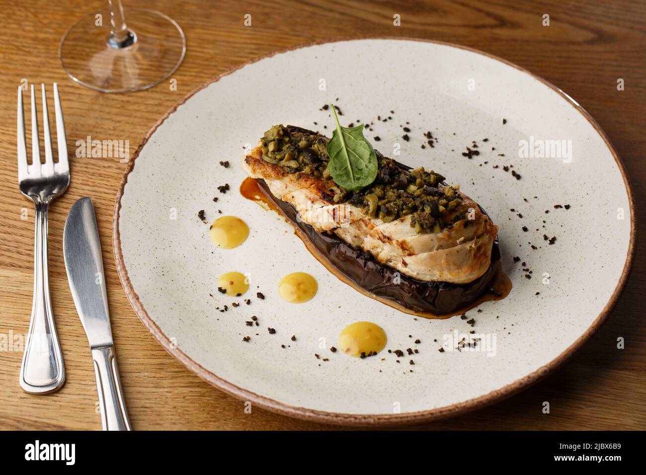 Melanzane al forno farcite con pollo alla griglia, pomodori e spezie su piatto bianco. Piatto tradizionale Karniyarik di cucina turca. Vista dall'alto. Foto Stock