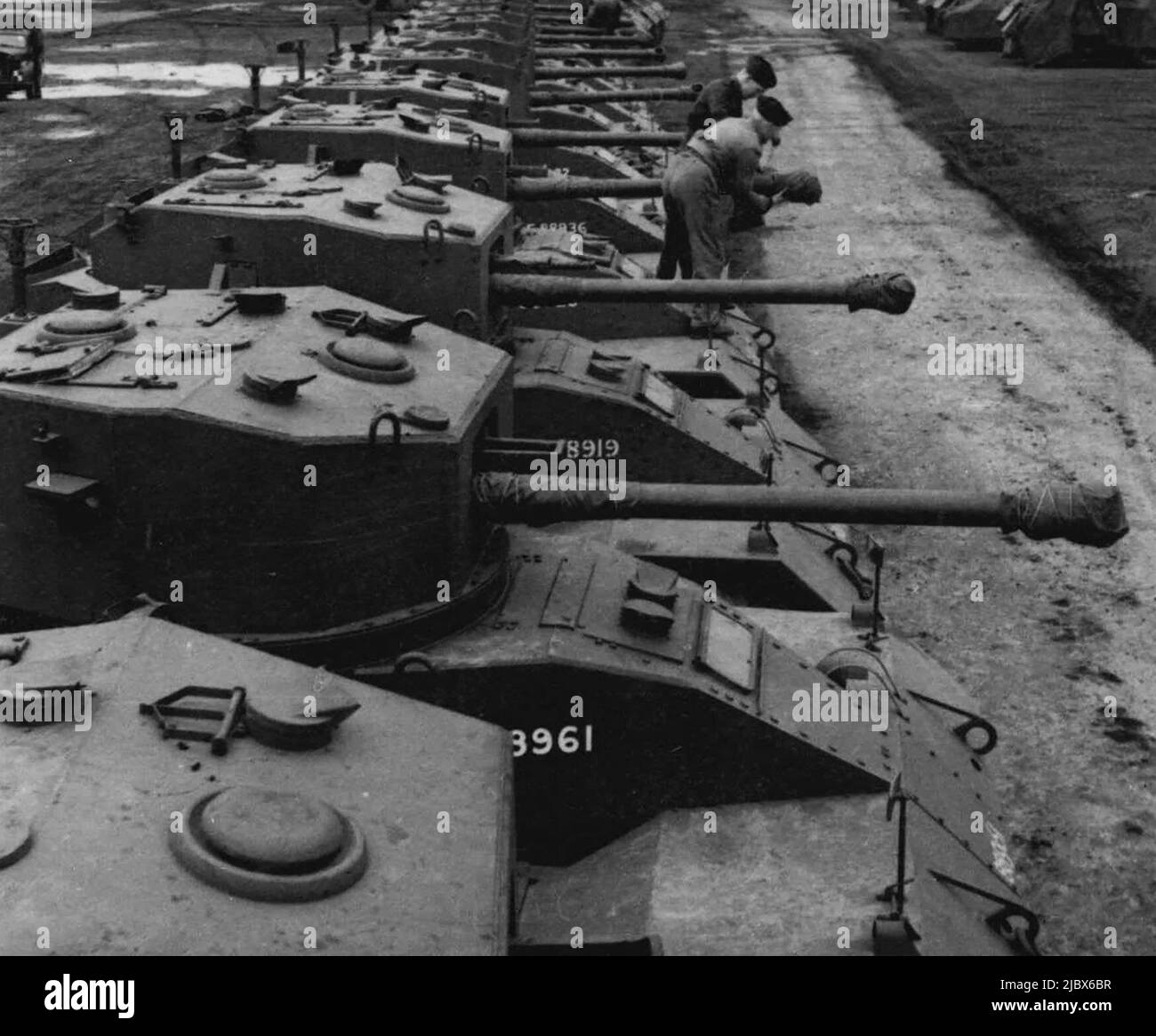 The Tools for the Job - British Equipment for European Liberation -- immagine fatta in un deposito di attrezzature da qualche parte in Inghilterra. Linee di A.E.C. Veicoli da combattimento blindati con pistola da 6 poderer in un deposito di ordigni. Quando gli alleati lancieranno il loro grande impulso per la liberazione sull'Europa avranno bisogno di grandi quantità di gusci, armi e attrezzature per sostenere l'attacco. In ordinanze, munizioni e depositi di veicoli in Gran Bretagna, enormi magazzini di attrezzature stanno montando ogni giorno. Aprile 27, 1944. (Foto della fotografia ufficiale britannica). Foto Stock