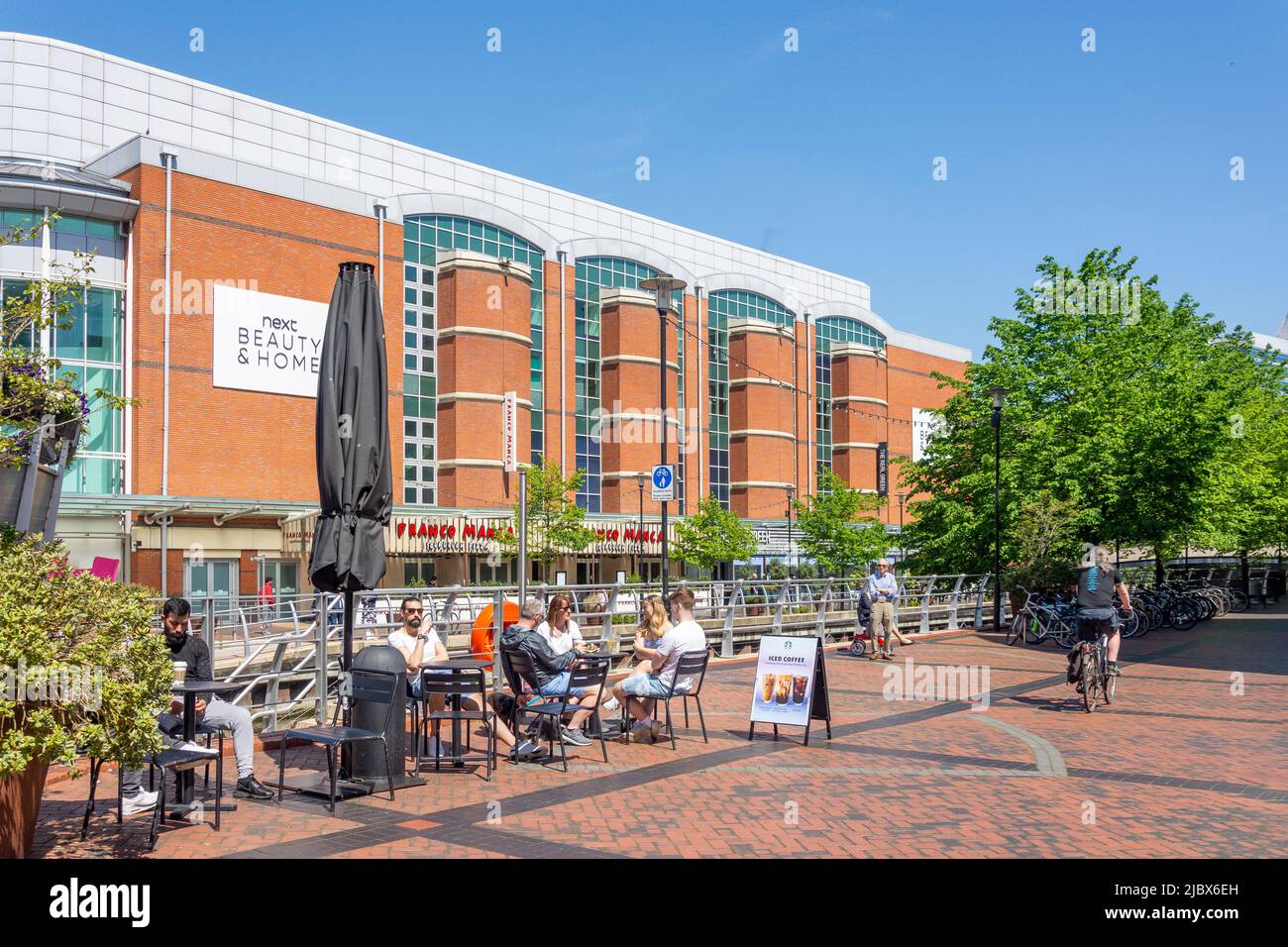 Caffetteria all'aperto, l'Oracle Riverside Shopping Center, Reading, Berkshire, Inghilterra, Regno Unito Foto Stock