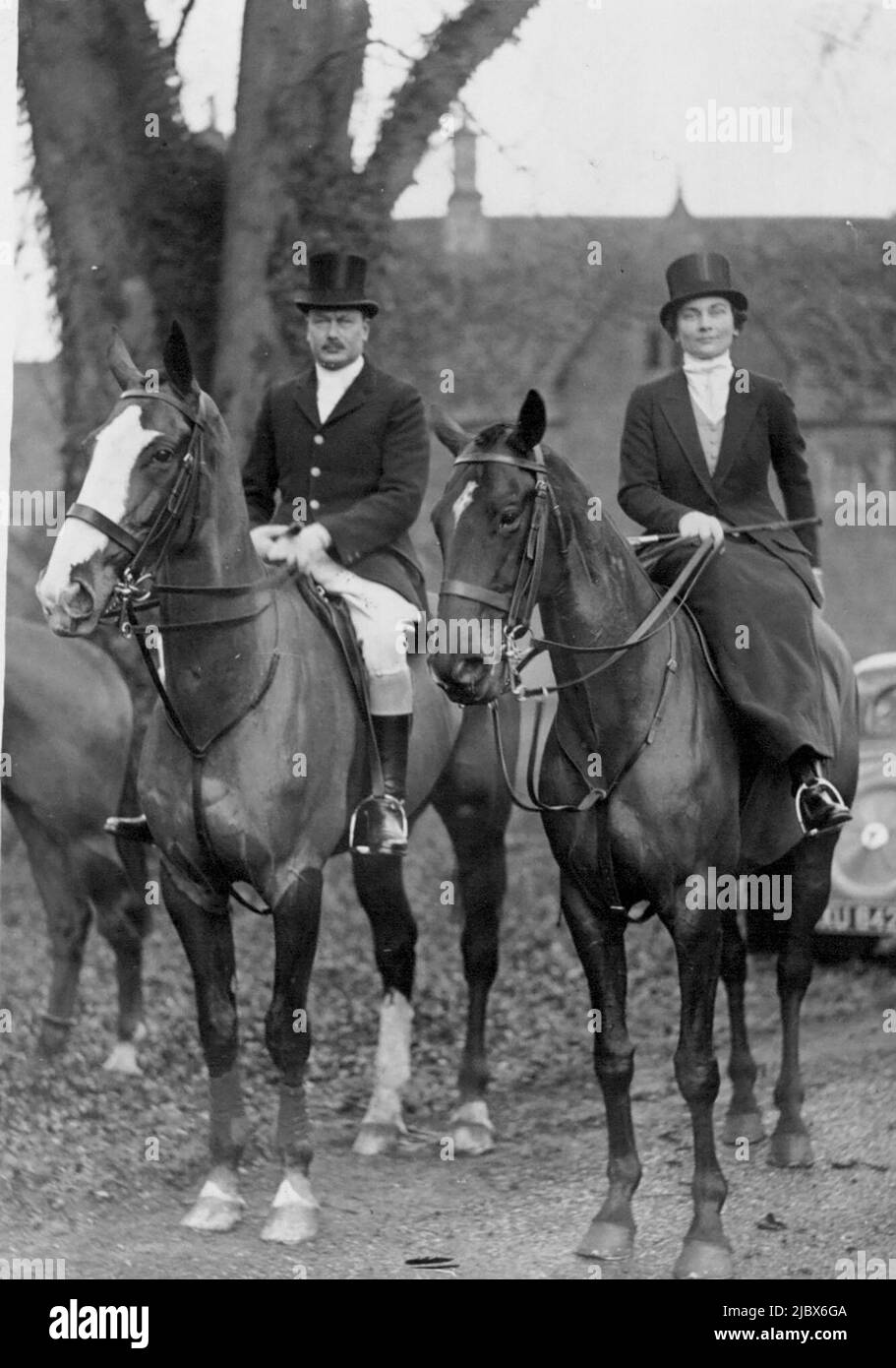 Primo aspetto dei duchi nel campo della caccia -- il duca e la duchessa di Gloucester, in posa per il nostro fotografo al Meet Today. Il duca di Gloucester oggi ha avuto il suo primo giorno di caccia nel Leicestershire dalla sua malattia. Si è rivelata con il duca di Gloucester all'incontro dei Belveir Hounds tenuto a Denton Manor. Gennaio 25, 1938. (Foto di London News Agency & Photos Ltd.) Foto Stock