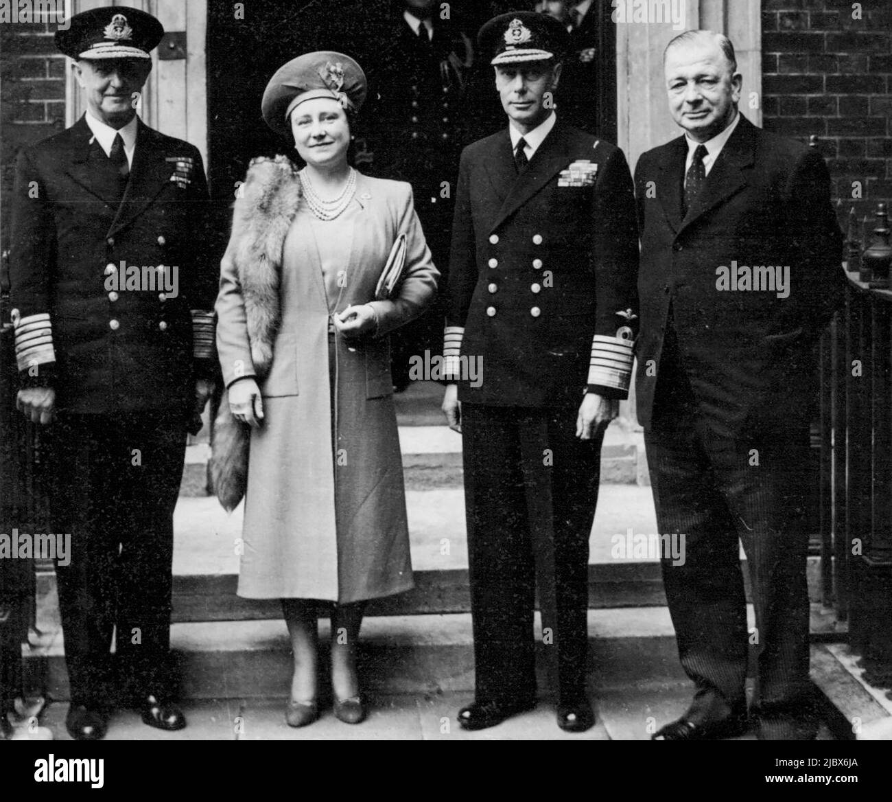 Il Re e la Regina all'Ammiragliato - (da sinistra a destra) Ammiraglio della flotta Sir Andrew Cunningham, First Sea Lord, T.M. Andrew & the King, & MR A.V. Alexander, (primo Signore del mirabilmente) posa per una fotografia alla fine della visita. La visita del Re e della Regina all'ammiragliato. Aprile 05, 1944. Foto Stock