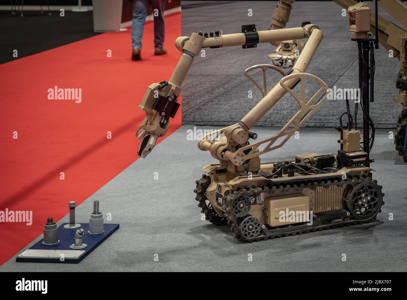 Londra, Regno Unito. 8th giugno 2022. Counter Terror e Forensics Europe Expo all'Excel Center. Viene visualizzato il robot EOD (Explosive Ordnance Disposal). I professionisti della sicurezza dell'industria, del governo e delle forze di polizia esibiscono e dimostrano le tecnologie più recenti per migliorare la sicurezza e gli aiuti nella lotta contro il terrorismo internazionale. Credit: Guy Corbishley/Alamy Live News Foto Stock