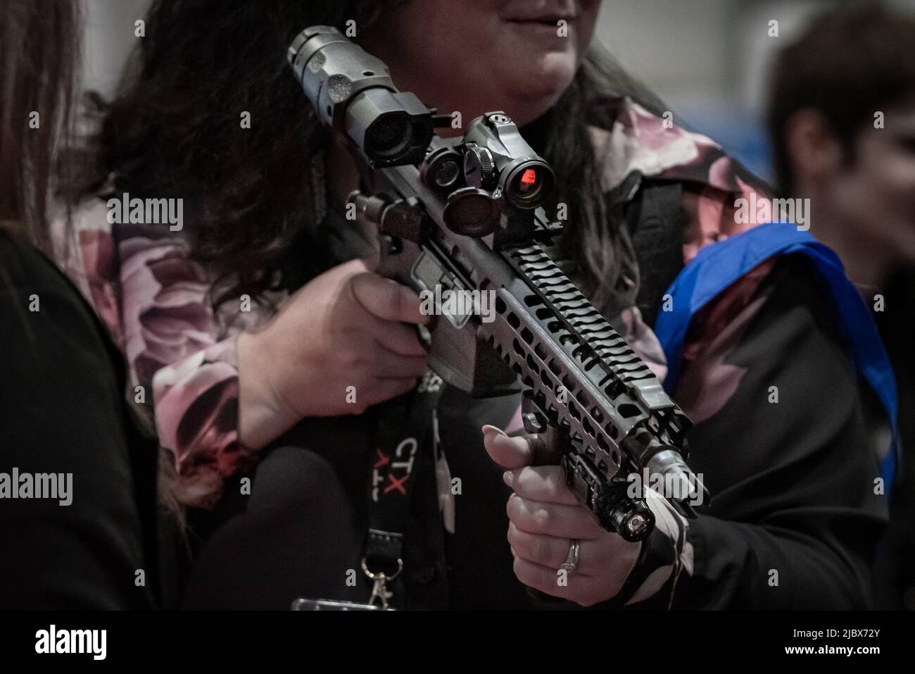 Londra, Regno Unito. 8th giugno 2022. Counter Terror e Forensics Europe Expo all'Excel Center. Armi letali attualmente dispiegate dalle forze nel Regno Unito sono dimostrate ai visitatori dalla British Transport Police. I professionisti della sicurezza dell'industria, del governo e delle forze di polizia esibiscono e dimostrano le tecnologie più recenti per migliorare la sicurezza e gli aiuti nella lotta contro il terrorismo internazionale. Credit: Guy Corbishley/Alamy Live News Foto Stock