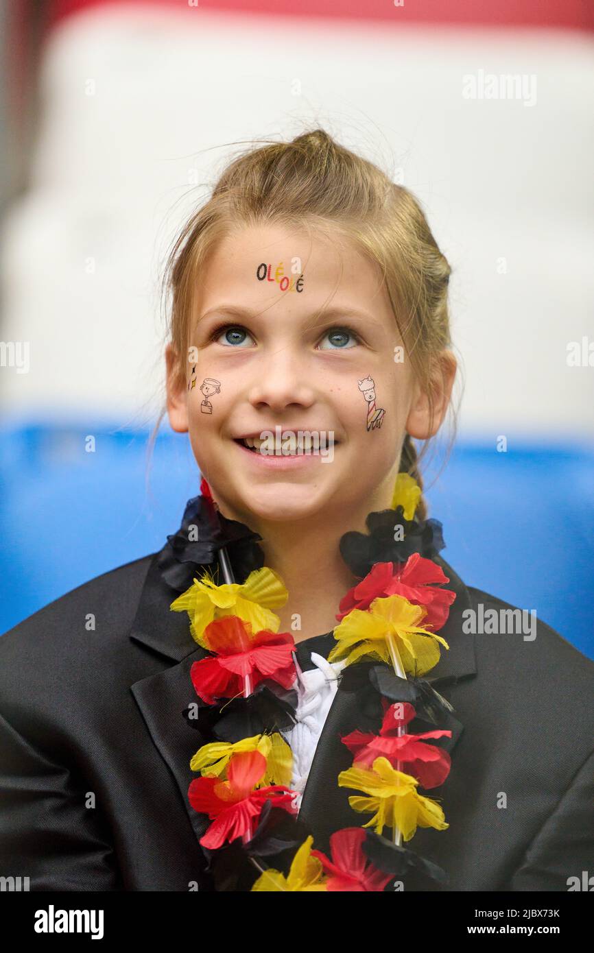 Giovane ragazza come fan della UEFA Nations League 2022 partita GERMANIA - INGHILTERRA 1-1 nella stagione 2022/2023 giugno 07, 2022 a Monaco di Baviera, Germania. © Peter Schatz / Alamy Live News Foto Stock