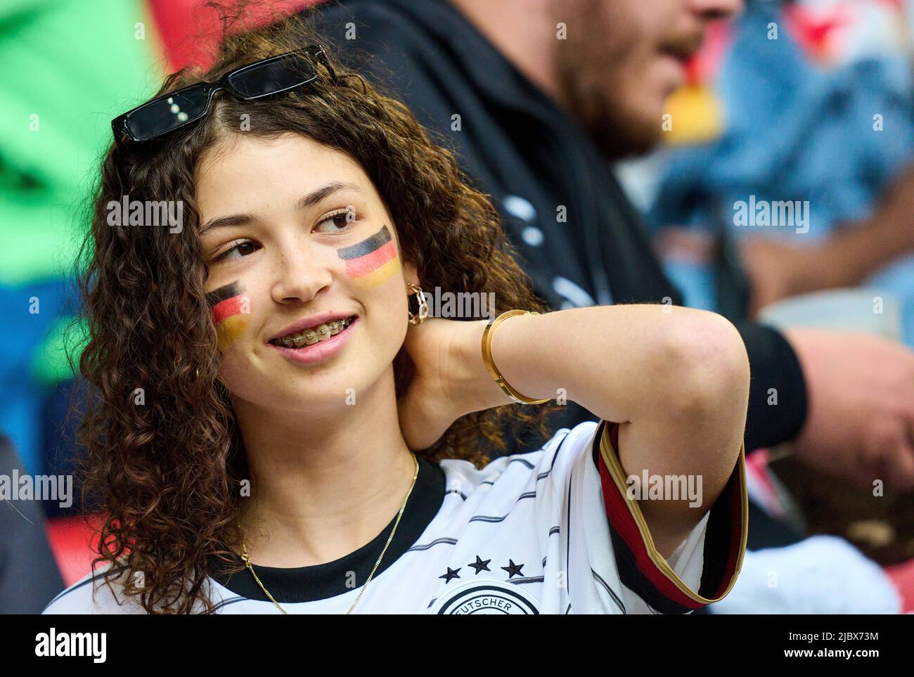 Giovane ragazza come fan della UEFA Nations League 2022 partita GERMANIA - INGHILTERRA 1-1 nella stagione 2022/2023 giugno 07, 2022 a Monaco di Baviera, Germania. © Peter Schatz / Alamy Live News Foto Stock