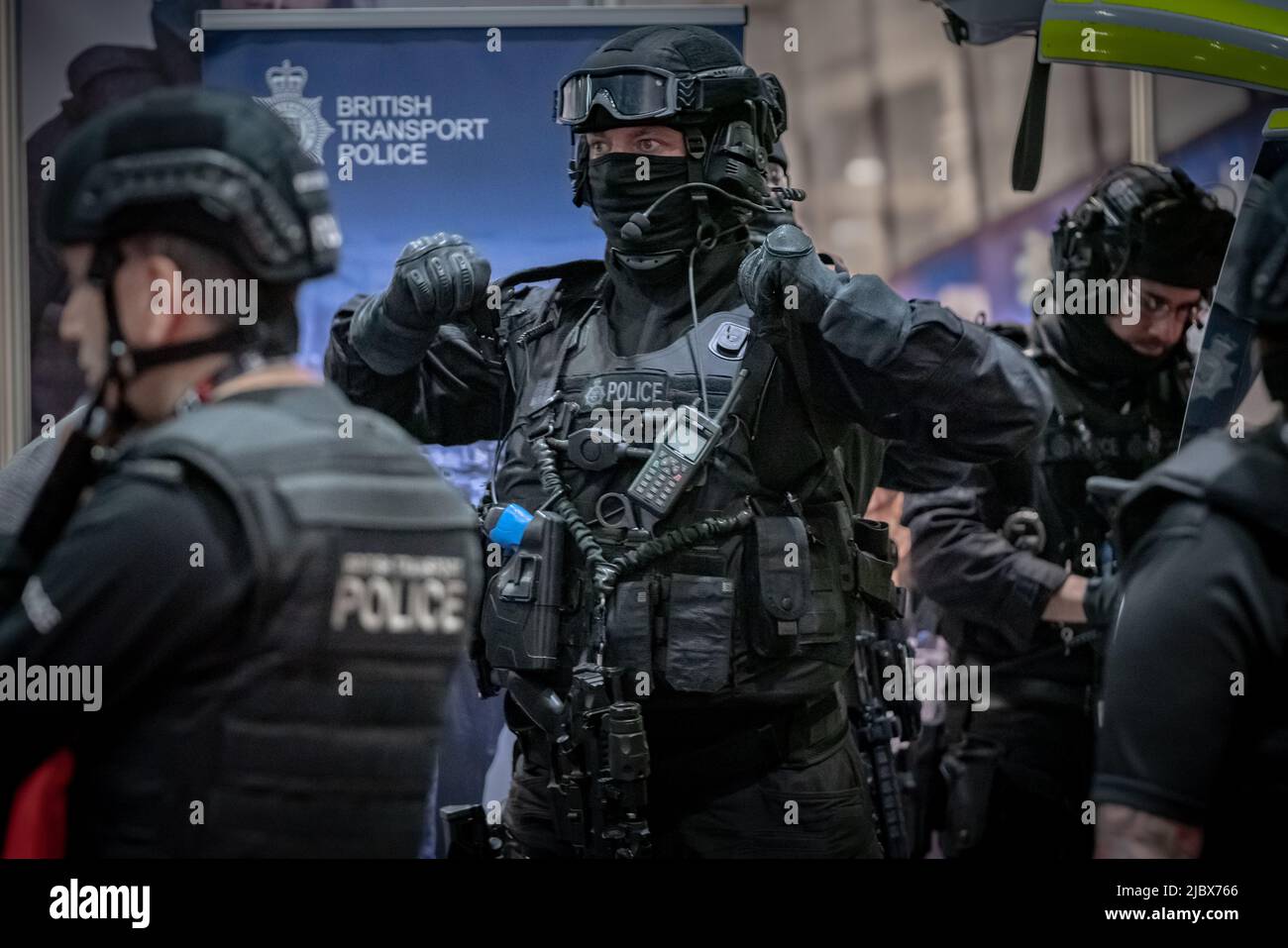 Londra, Regno Unito. 8th giugno 2022. Counter Terror e Forensics Europe Expo all'Excel Center. Gli ufficiali del team di polizia armato della British Transport Police si preparano ad eseguire una dimostrazione dal vivo di fronte a un soggetto armato di un coltello. I professionisti della sicurezza dell'industria, del governo e delle forze di polizia esibiscono e dimostrano le tecnologie più recenti per migliorare la sicurezza e gli aiuti nella lotta contro il terrorismo internazionale. Credit: Guy Corbishley/Alamy Live News Foto Stock