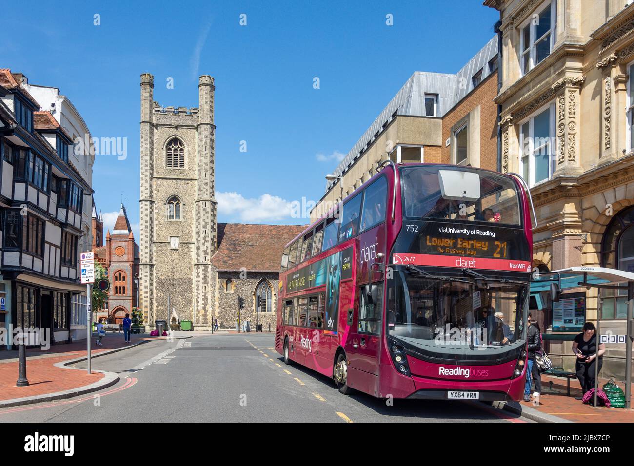 Autobus locale a due piani, Market Place, Reading, Berkshire, Inghilterra, Regno Unito Foto Stock