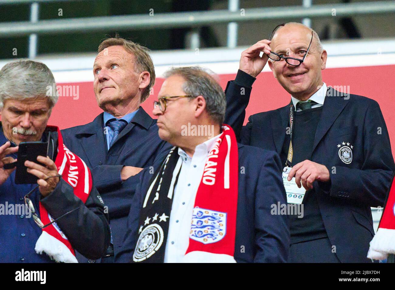 Bernd Neuendorf, (R) Presidente della DFB Associazione tedesca di calcio, Hans-Joachim Watzke, Managing Director BVB , membro della DFB-Präsidium, nella partita della UEFA Nations League 2022 GERMANIA - INGHILTERRA 1-1 nella stagione 2022/2023 il Juni 07, 2022 a Monaco di Baviera, Germania. © Peter Schatz / Alamy Live News Foto Stock