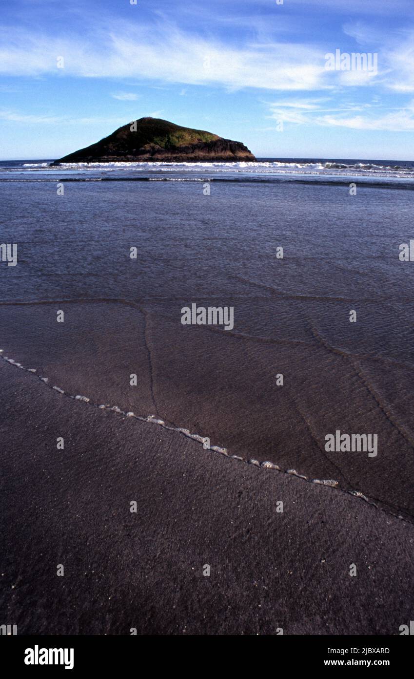 Acqua sulla sabbia con l'isola alle spalle, Long Beach, Tofino, British Columbia, Canada Foto Stock