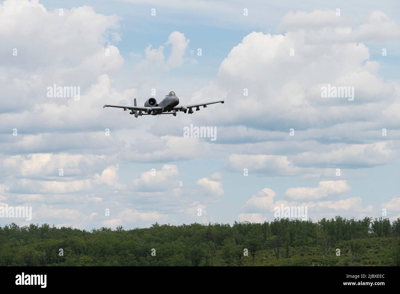 A-10 Thunderbolt II della 124th Fighter Wing esegue esercizi di fuoco dal vivo presso la Grayling Air Gunnery Range nel Michigan settentrionale, 8 giugno 2022. Il GAGR offre oltre 147.000 acri di spazio tattico congiunto di addestramento aereo e terra per varie forze militari e paramilitari. (STATI UNITI Foto della Guardia Nazionale dell'aria dello staff Sgt. Joseph R. Morgan) Foto Stock