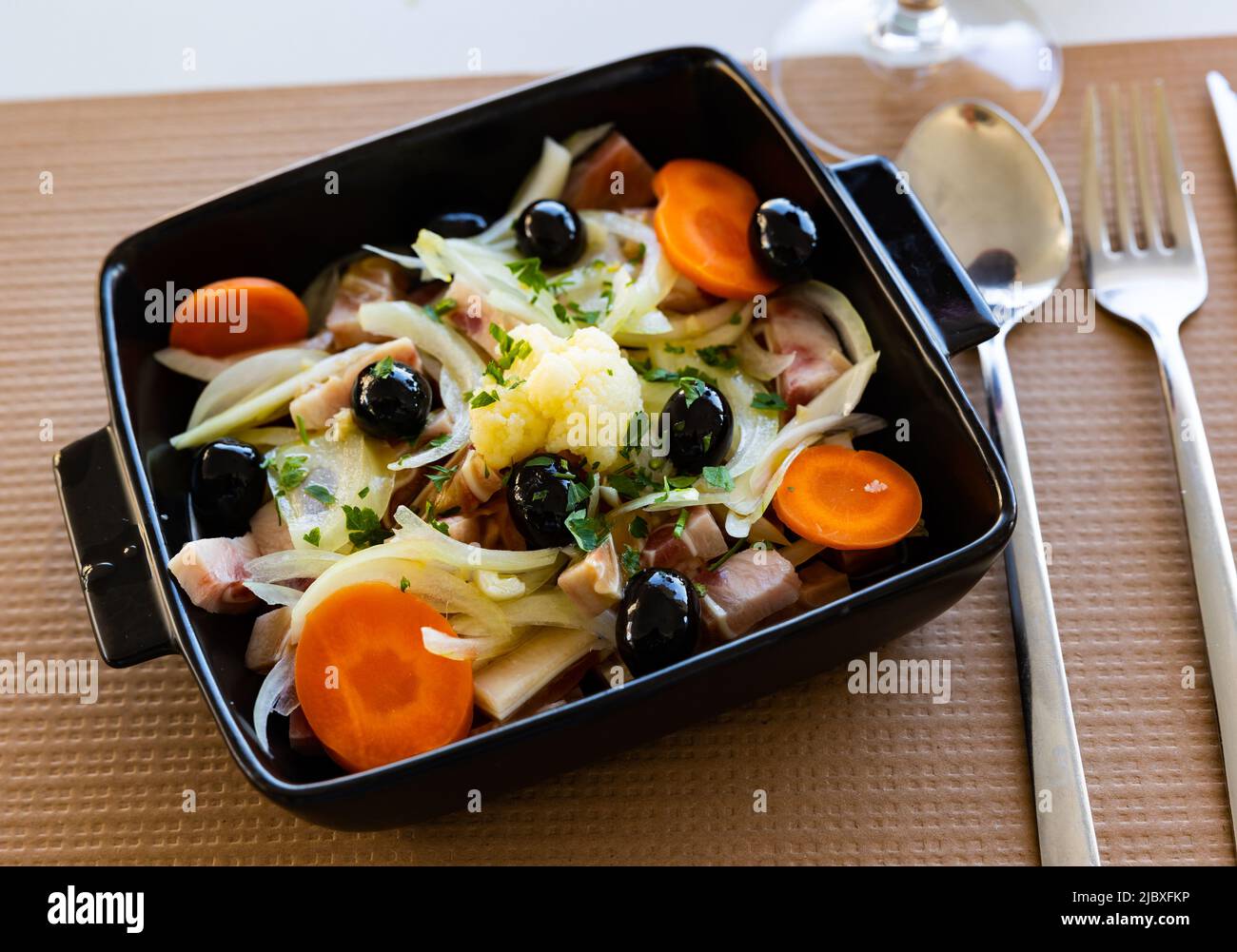 Insalata di orecchie di maiale, piatto di cucina portoghese Foto Stock