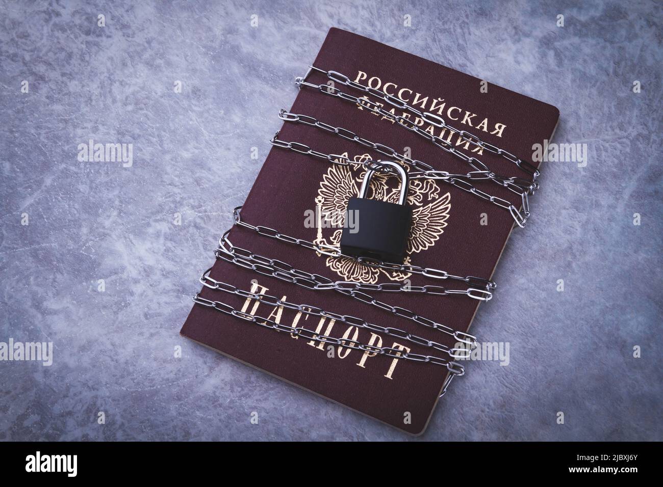 Divieto per i cittadini russi. Passaporto bloccato. Bordi chiusi. Restrizioni di viaggio per persone provenienti dalla Russia. Acquisto di biglietti all'estero. Foto Stock