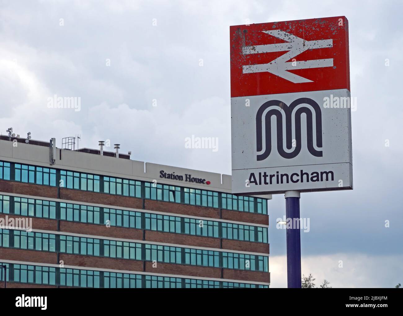 Altrincham Interchange sign (Metrolink e National Rail), con Station House Office Block, sullo sfondo, Cheshire, Inghilterra, Regno Unito, Foto Stock