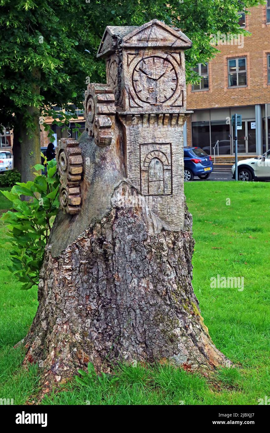 Orologio Torre scultura in legno 2016 di Andy Burgess, accanto a Stamford New Road, Altrincham, Greater Manchester, Inghilterra, Regno Unito, WA14 1EN Foto Stock