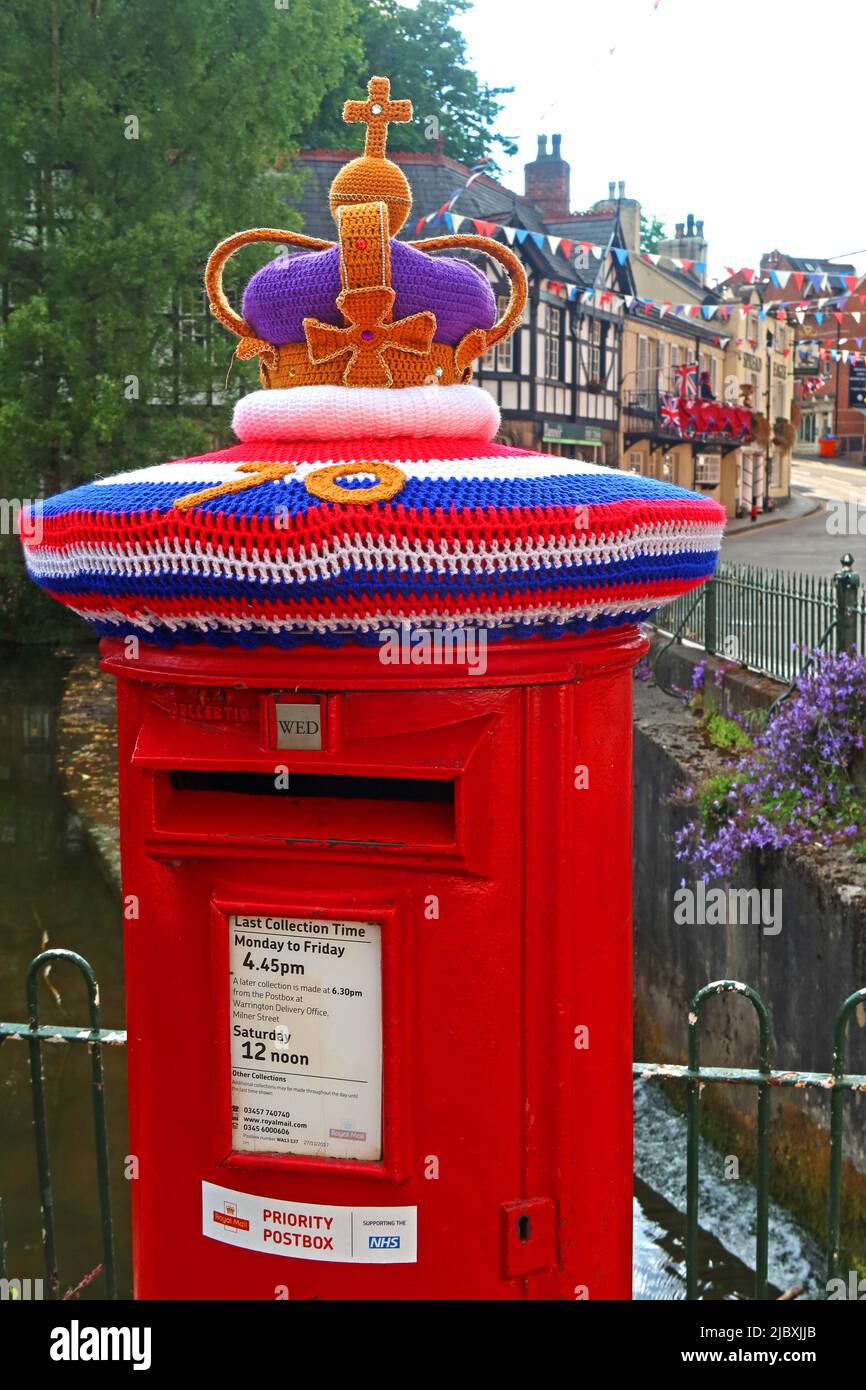 Lymm Dingle Postbox con decorazione a corona, per il Queens Royal Platinum Jubilee, Warrington, Cheshire, Inghilterra, Regno Unito, WA13 0HP Foto Stock