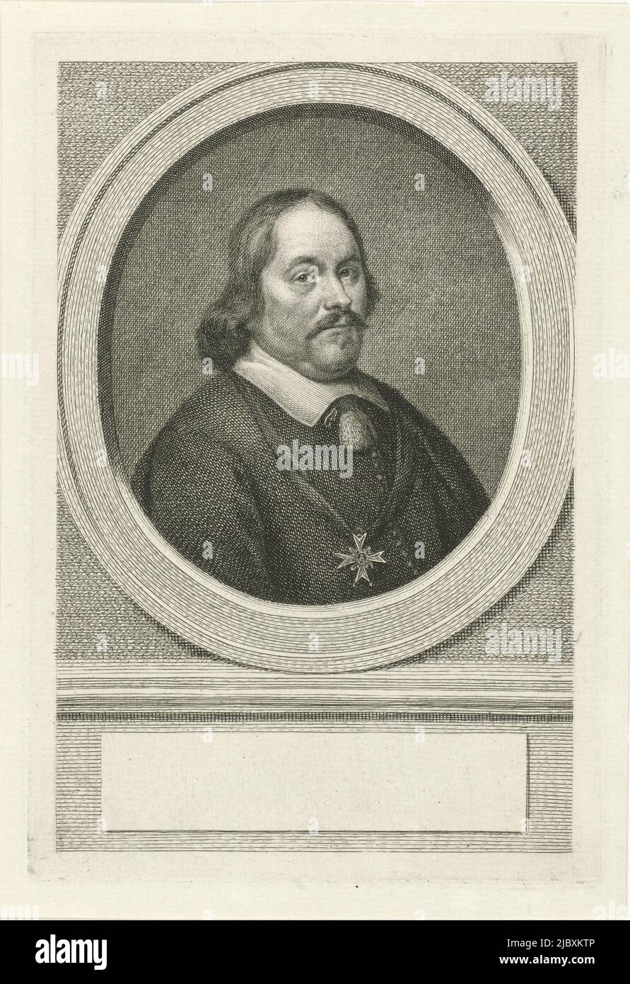 Ritratto di Cornelis Lampsins in un ovale con il segno dell'Ordine di San Michele intorno al collo. Il ritratto poggia su un plinto con un campo vuoto per il suo nome., Ritratto di Cornelis Lampsins, tipografo: Jacob Houbraken, Amsterdam, 1749 - 1780, carta, incisione, a 178 mm x l 120 mm Foto Stock