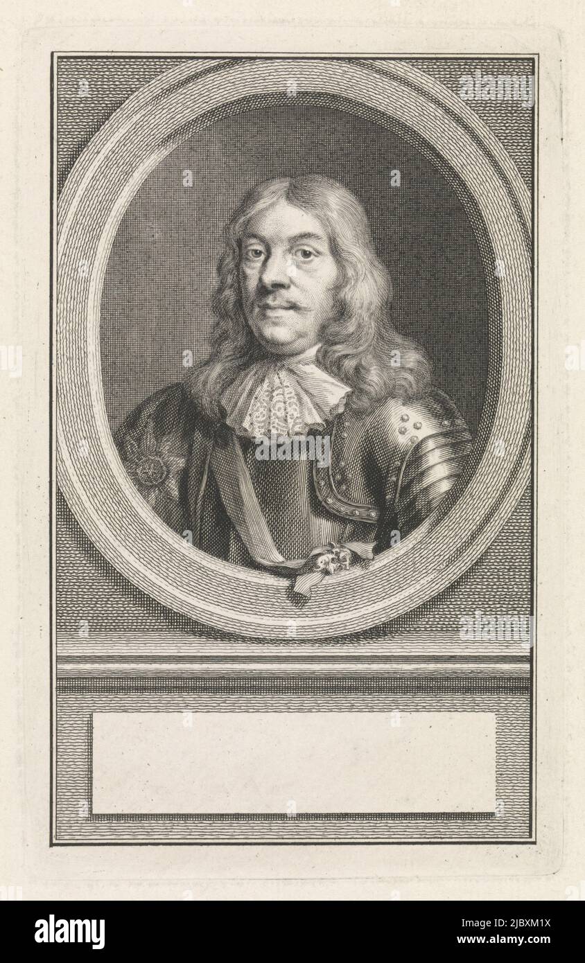 Busto a sinistra di Cornelis Tromp, vestito di armature, in un ovale, con il segno dell'ordine dell'elefante che sporge sul bordo. Il ritratto poggia su una sporgenza su cui è un campo vuoto per il suo nome., Ritratto di Cornelis Tromp, tipografo: Jacob Houbraken, (menzionato sull'oggetto), disegnatore intermedio: Aert Schouman, (menzionato sull'oggetto), Amsterdam, 1747 - 1759, carta, incisione, incisione, h 185 mm x l 117 mm Foto Stock