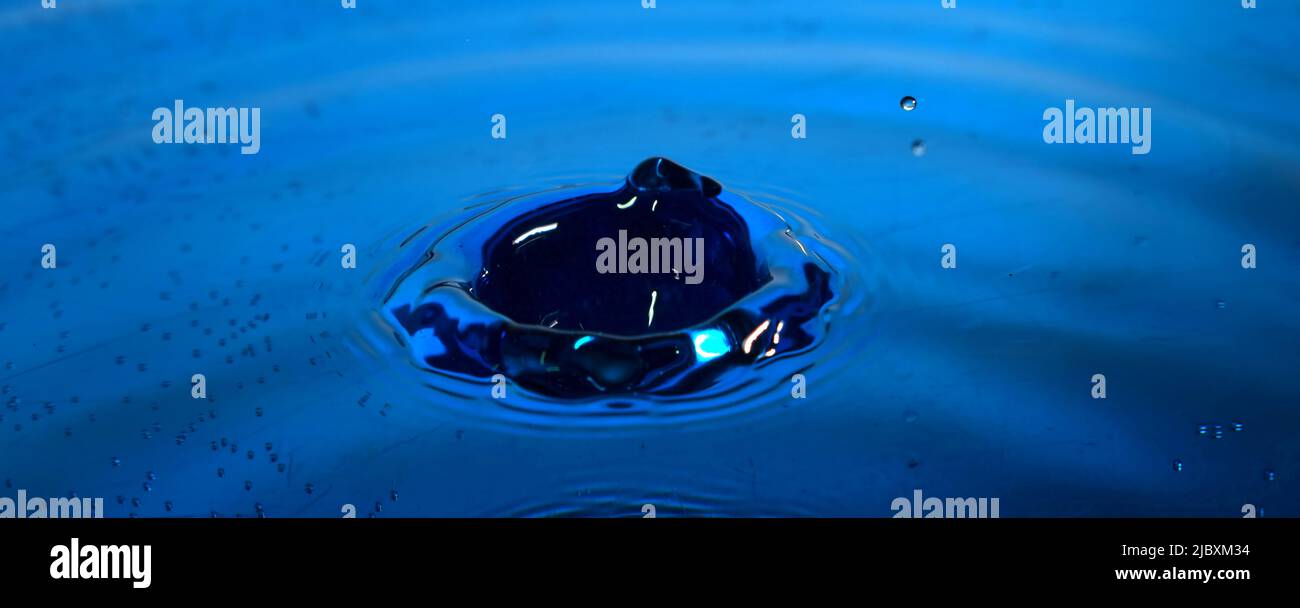Fotografia d'acqua, primo piano di spruzzi d'acqua di colore blu Foto Stock