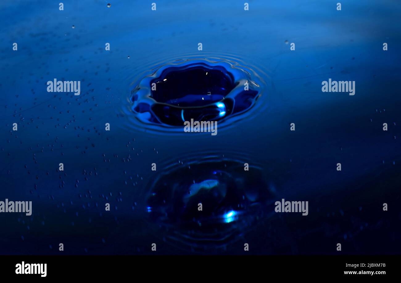 Fotografia d'acqua, primo piano di spruzzi d'acqua di colore blu Foto Stock