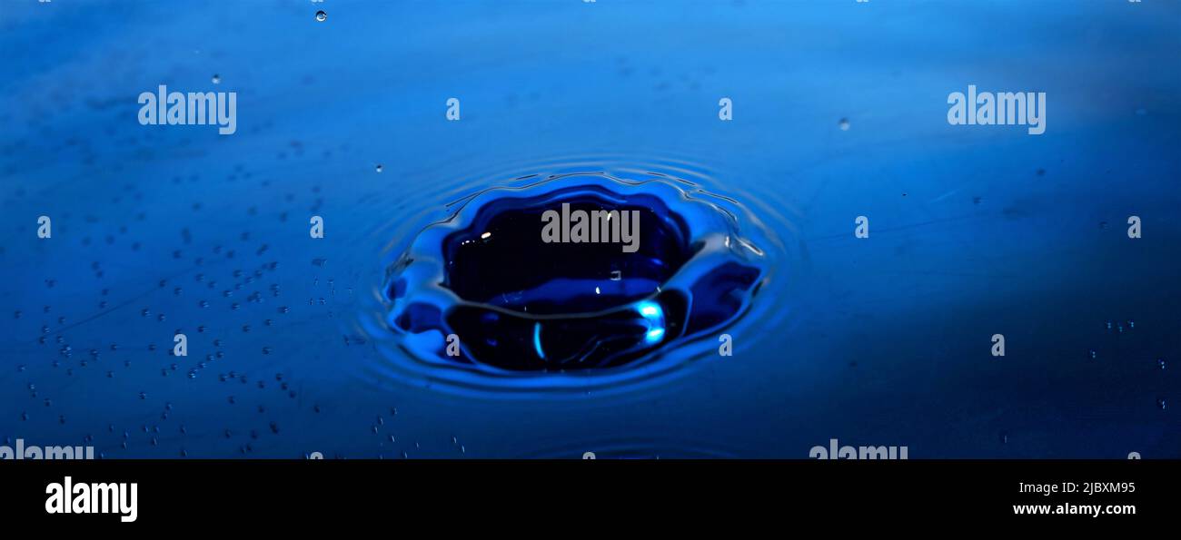 Fotografia d'acqua, primo piano di spruzzi d'acqua di colore blu Foto Stock