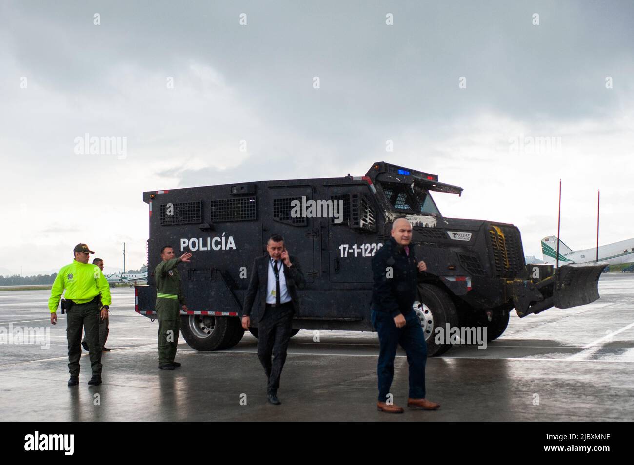 Bogota, Colombia 8 giugno 2022. La polizia colombiana, i procuratori ufficiali e le operazioni speciali comandos preparano l'arrivo all'Airbase 'CATAM' delle persone implicate nell'assassinio del procuratore Paraguayano Marcelo Pecci a Bogotà, Colombia, 8 giugno 2022. Foto di: Sebastian Barros/Long Visual Press Foto Stock