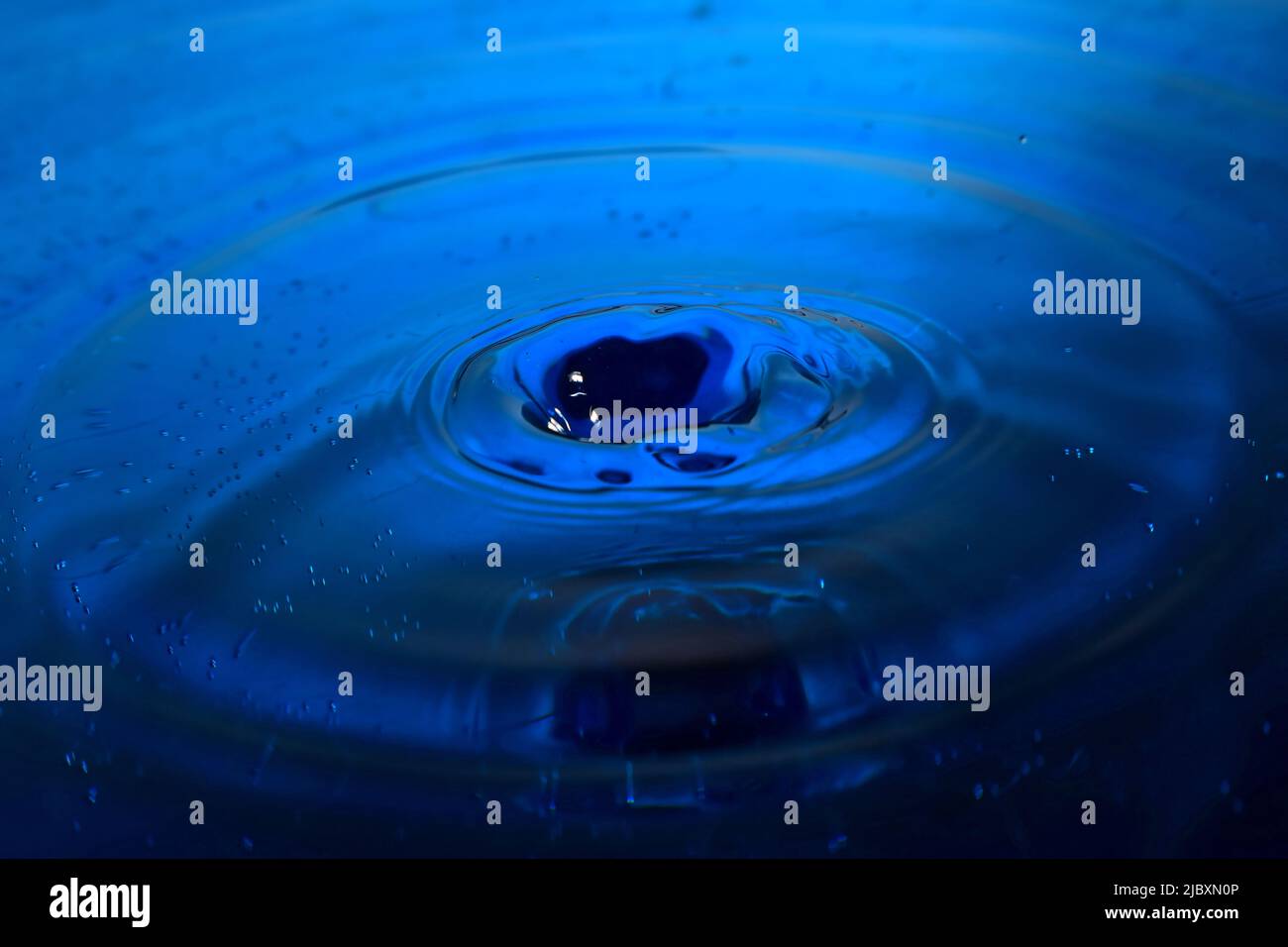 Fotografia d'acqua, primo piano di spruzzi d'acqua di colore blu Foto Stock