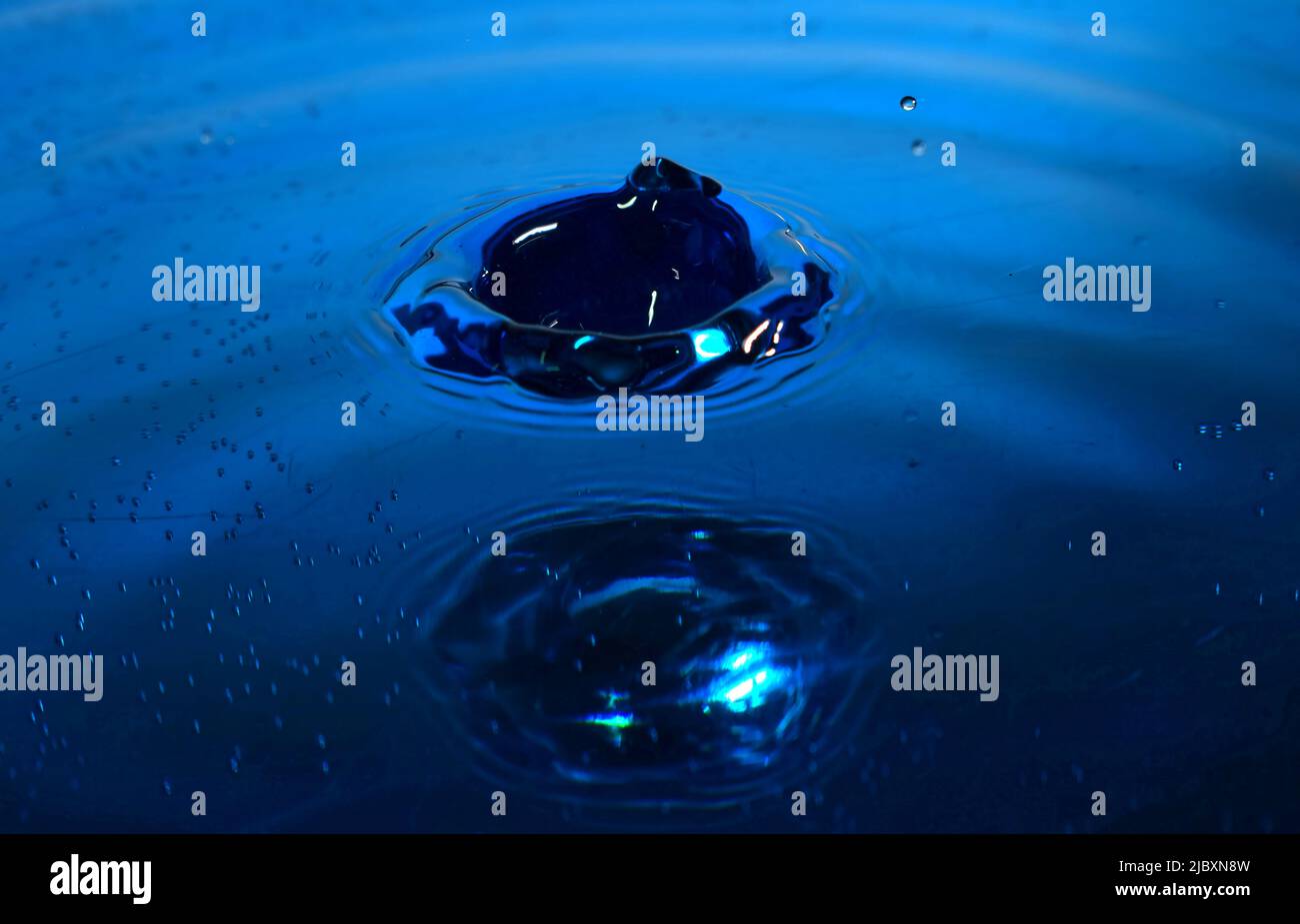 Fotografia d'acqua, primo piano di spruzzi d'acqua di colore blu Foto Stock