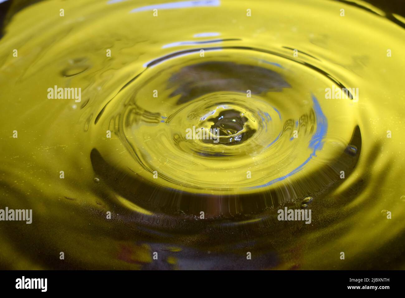 Foto delle gocce d'acqua, da vicino con sfondo giallo Foto Stock