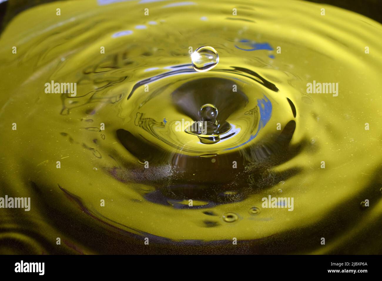 Foto delle gocce d'acqua, da vicino con sfondo giallo Foto Stock