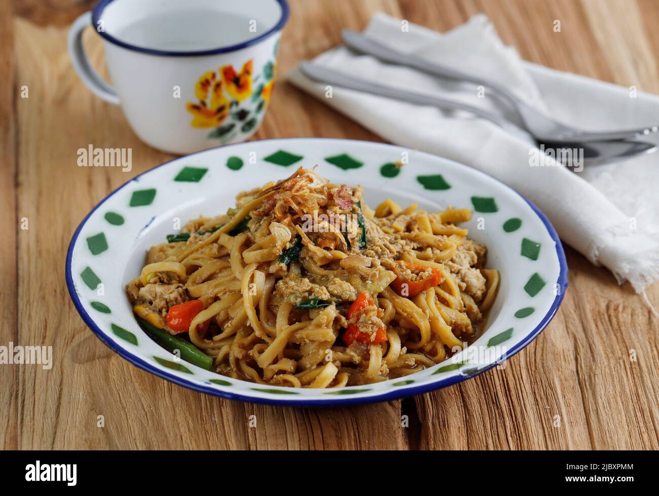 Bakmie Jawa Nyemek o mie Nyemek, zuppa di noodle giavanese popolare da Yogyakarta, Indonesia. Dolce e salato Ricetta tradizionale Noodle Foto Stock