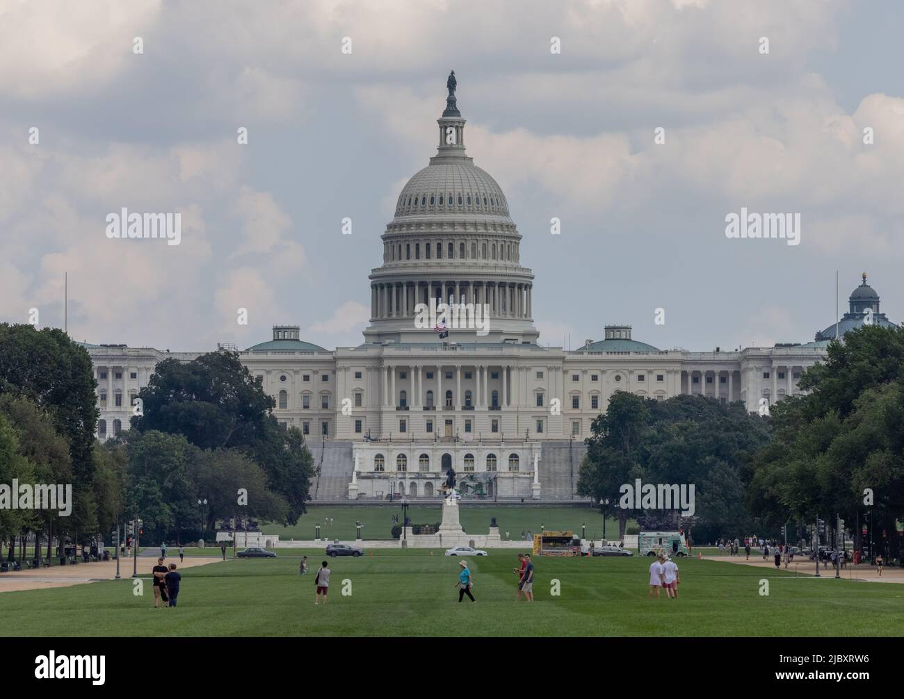 WASHINGTON, D.C. – 27 agosto 2022: La gente è vista vicino al Campidoglio degli Stati Uniti. Foto Stock