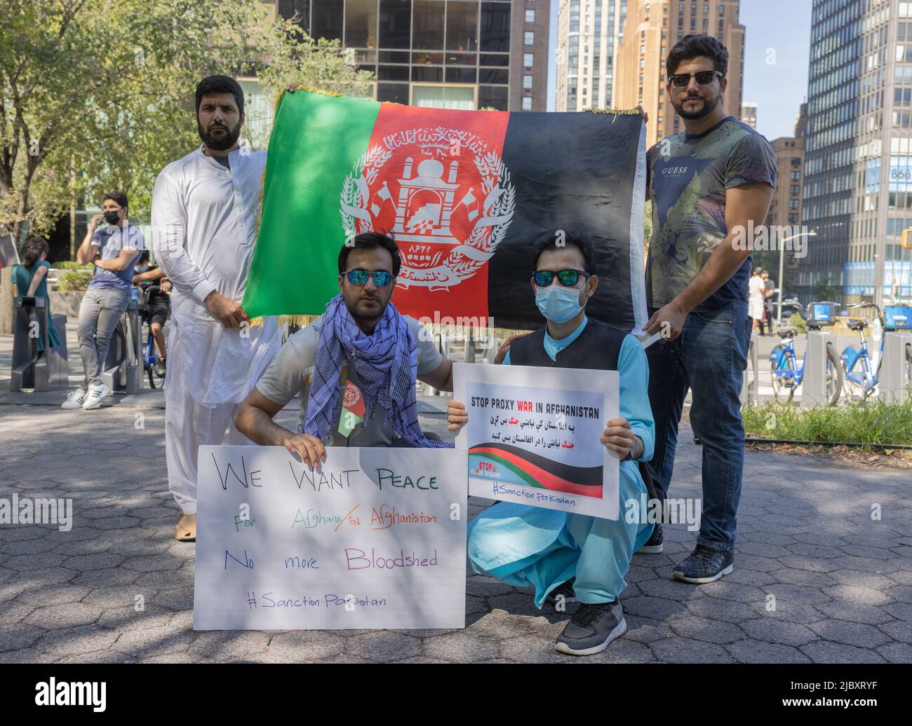 NEW YORK, N.Y. – 15 agosto 2021: I manifestanti si sono riuniti presso la sede centrale delle Nazioni Unite, secondo le relazioni che i combattenti talebani erano entrati a Kabul. Foto Stock