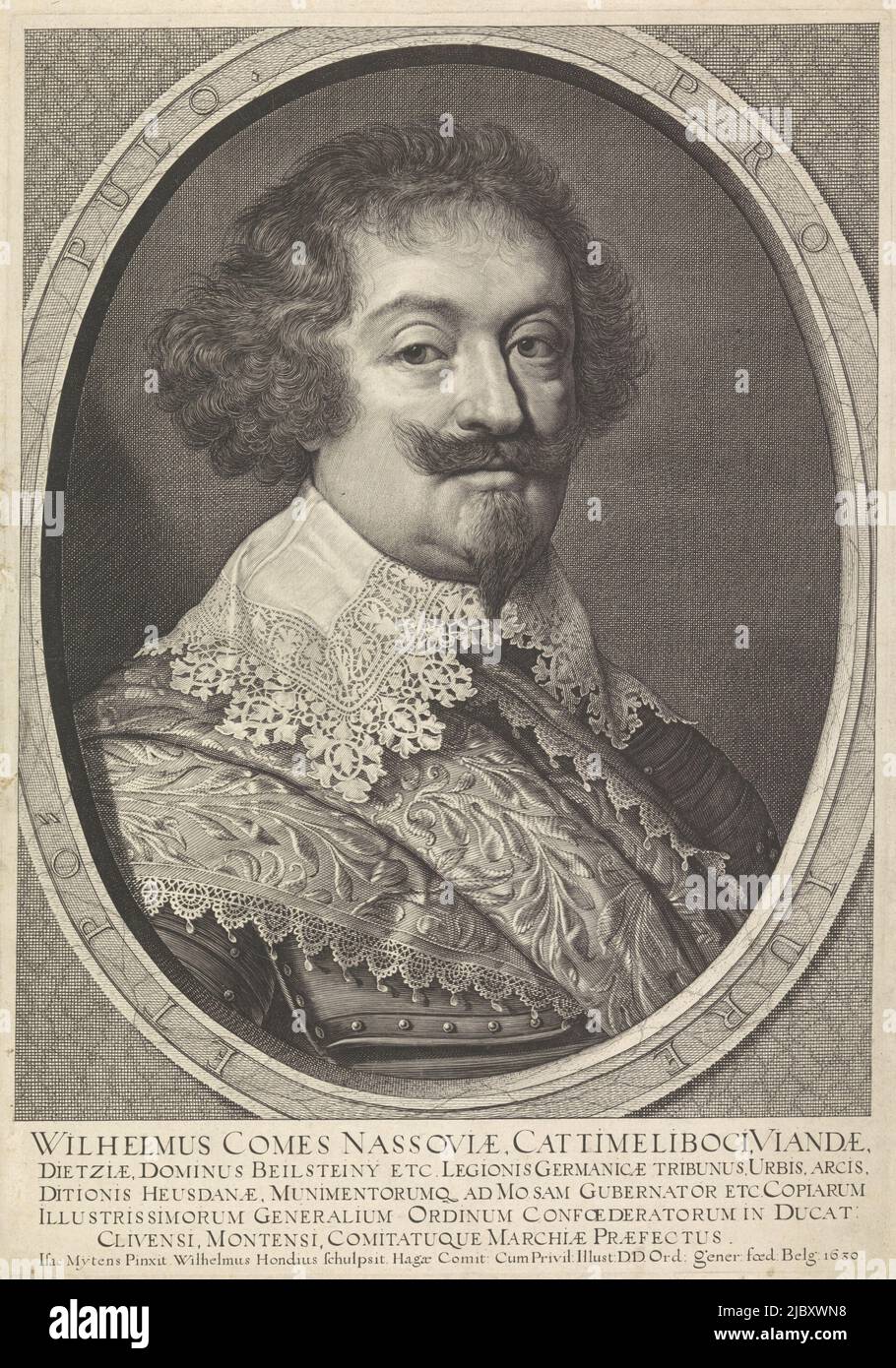 Ritratto di Guglielmo in un ovale con scritta sul bordo. Nel margine inferiore cinque righe di testo latino., Ritratto di Guglielmo, Conte di Nassau-Siegen, tipografo: Willem Hondius, (menzionato in oggetto), dopo: Isaac Mijtens, (menzionato in oggetto), sconosciuto, (Citato in oggetto), l'Aia, 1630, carta, incisione, incisione, h 422 mm x l 299 mm Foto Stock