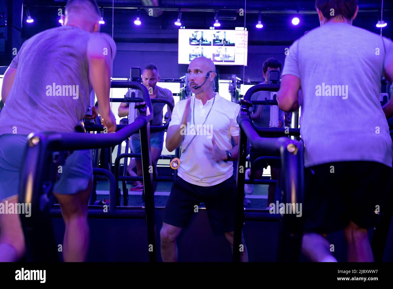 Il personal trainer aiuta la classe durante l'allenamento Foto Stock