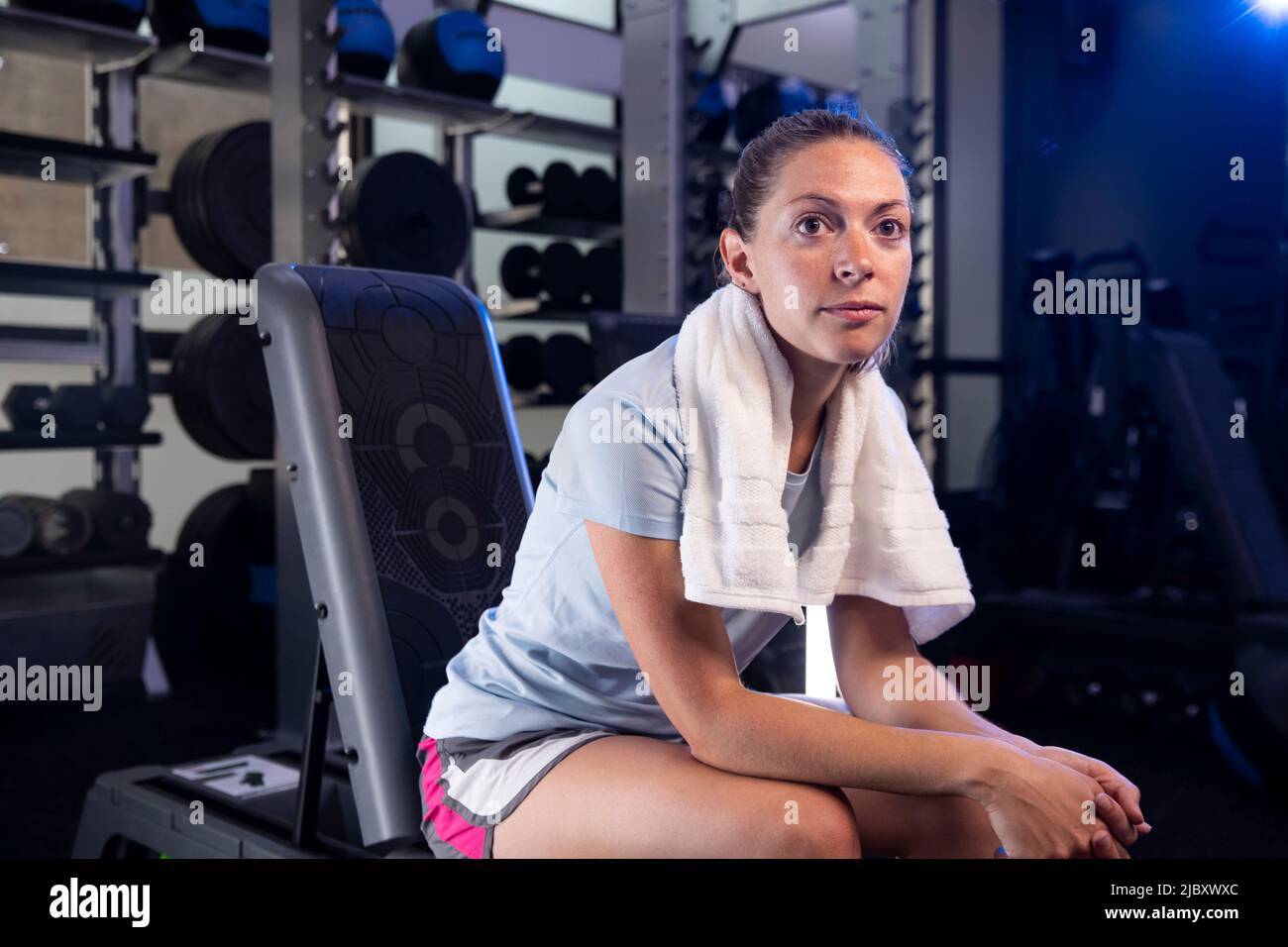 In forma, giovane donna che si sta allenando, ritratto. Foto Stock